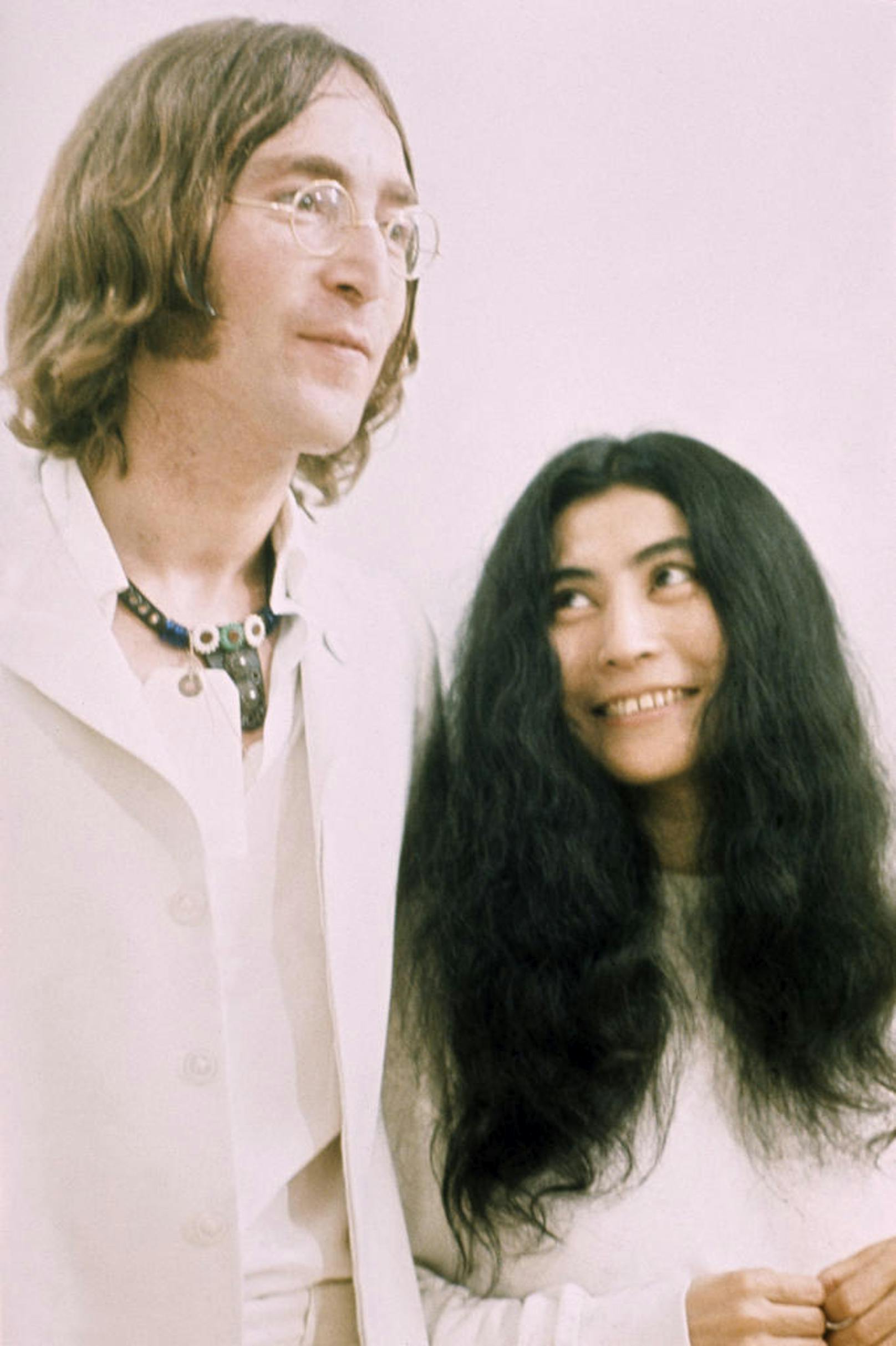Das Paar gründete 1969 die Plastic Ono Band, deren erste Single – das während des Bed-Ins in Montreal aufgenommene "Give Peace a Chance" – es im Juli des Jahres weltweit unter die Top 20 der Hitparaden schaffte.