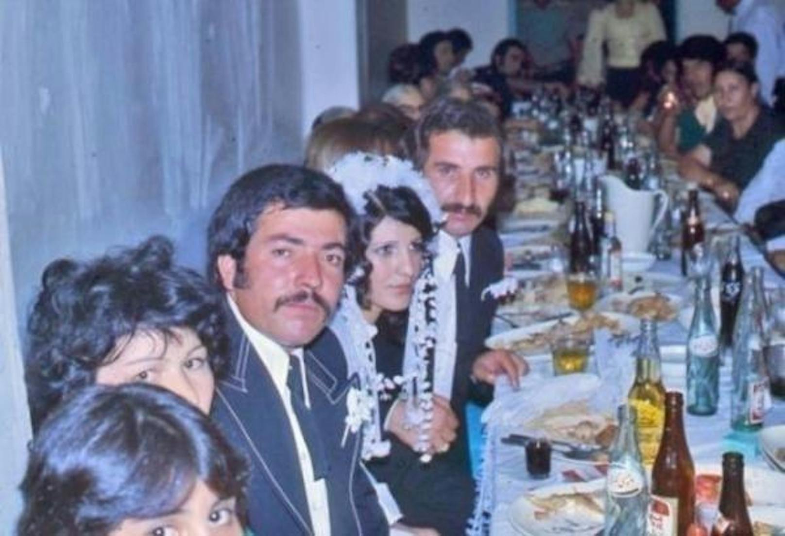 Diese Hochzeitsgesellschaft von 1975 in Irans Hauptstadt Teheran sieht nicht so viel anders aus als ähnliche Festgesellschaften in europäischen Ländern zu dieser Zeit. Selbst Bierflaschen stehen auf dem Tisch.