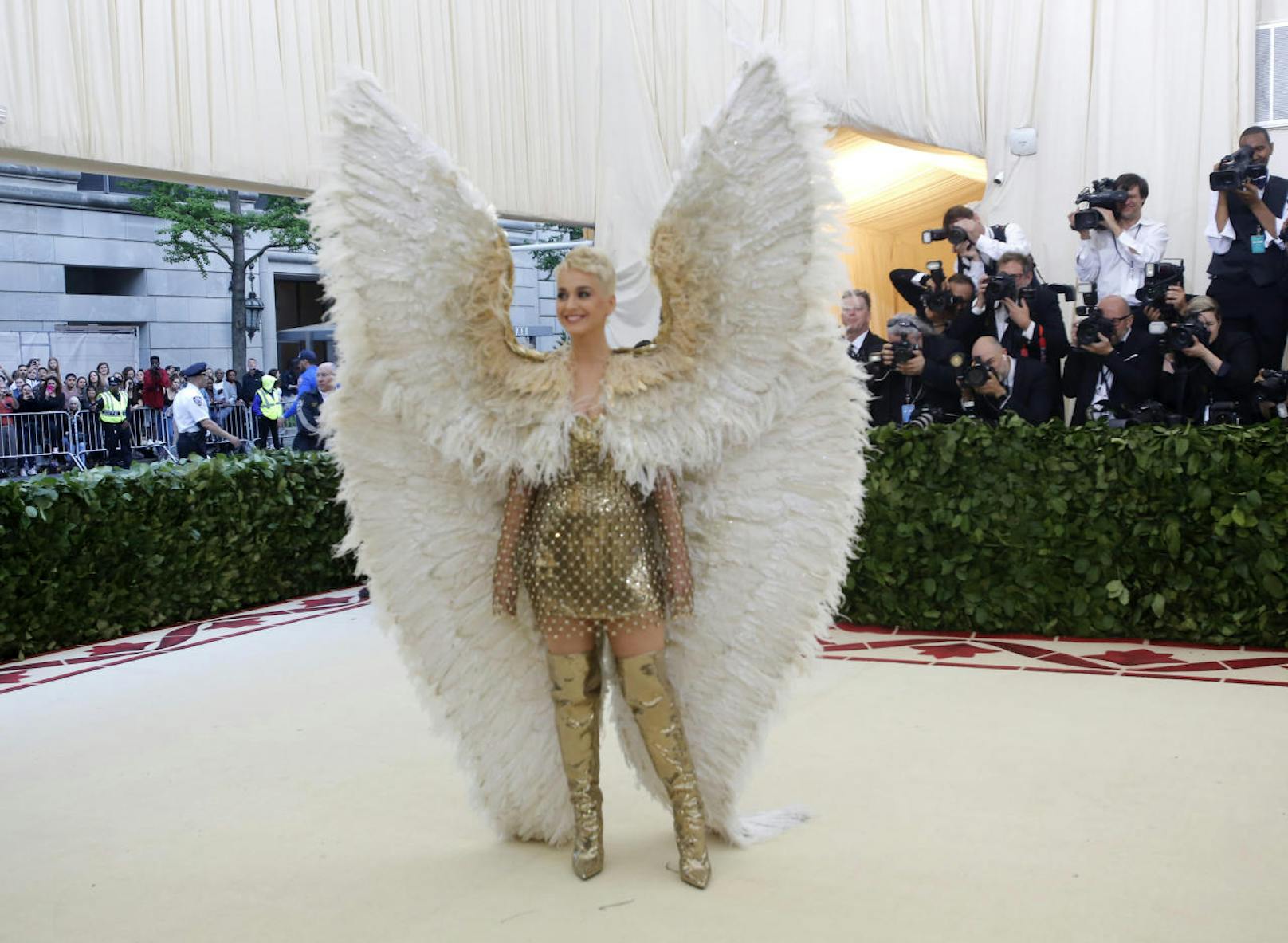 Sängerin Katy Perry kam als Engel in Versace. Vermutlich werden bald die Engel von "Victoria's Secret" bei ihr anklopfen, die ihre Flügel zurück haben wollen.