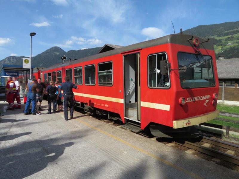 Vor der Haltestelle des Bahnhofs im Ortsteil Gagering verringerte er die Geschwindigkeit des Zuges und bemerkte beim Einfahren in den Bahnhof, dass eine männliche Person - ein 61-jähriger Deutscher - auf der westlichen Gleisschiene saß.