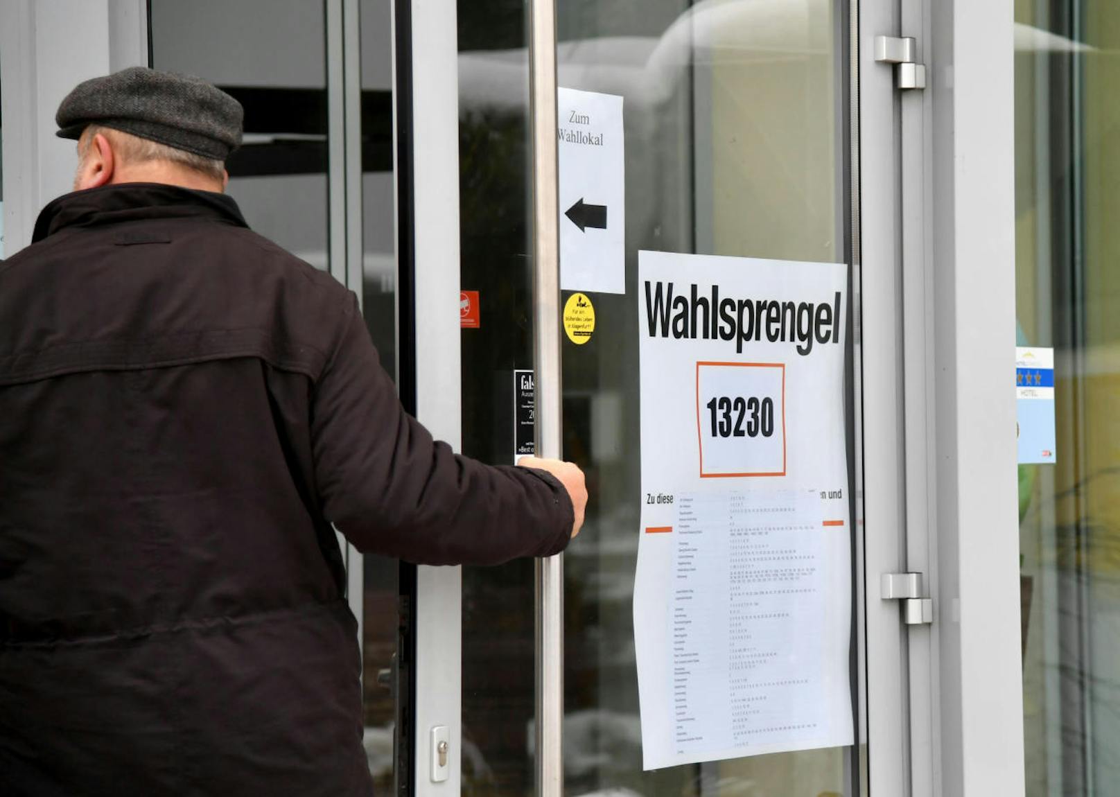 Ein Wähler am Weg in ein Wahllokal in Klagenfurt am Sonntag, 4. März 2018, anlässlich der Kärntner Landtagswahl.
