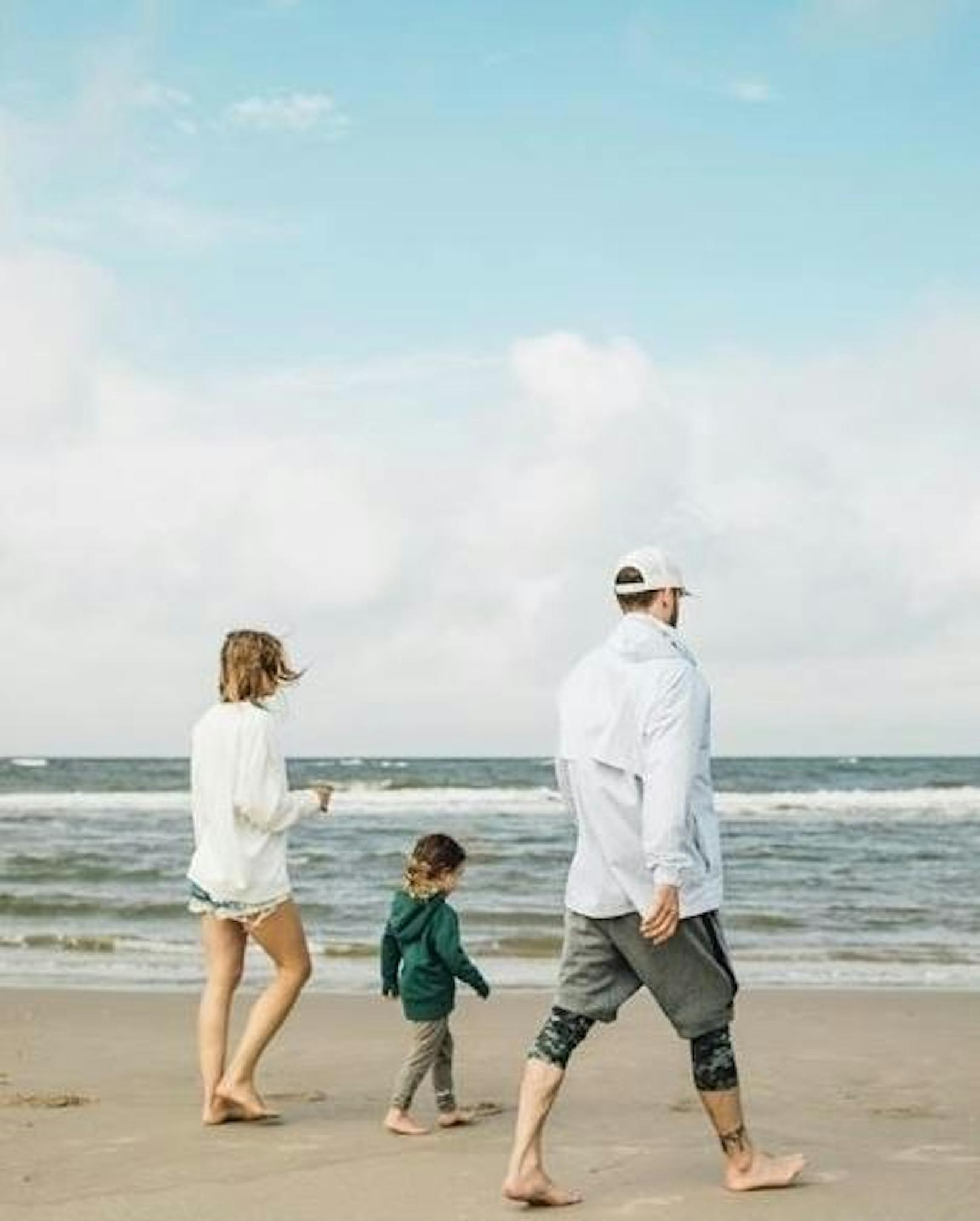 26.08.2018: Jessica Biel, ihr Ehemann Justin Timberlake und der gemeinsame Sohn Silas fühlen sich sehr europäisch. Die 36-Jährige postete einen Schnappschuss auf Instagram, bei dem das Trio an einem Strand in den Niederlanden herumspaziert.
