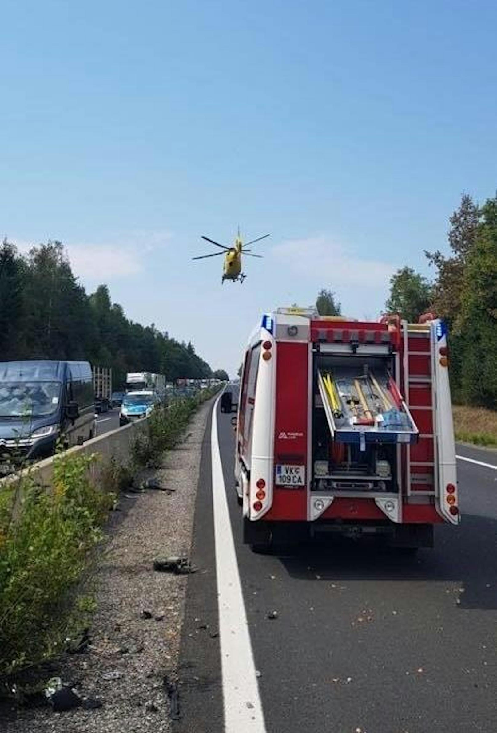 Drei Personen wurden verletzt. Der Pkw-Lenker musste per Helikopter ins Spital geflogen werden.