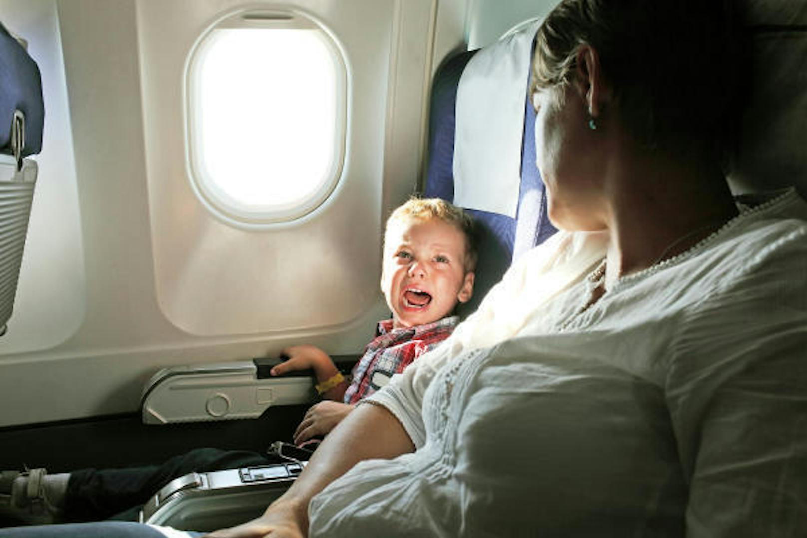Elternbloggerin Deborah Lacourrège gibt anderen Eltern fünf Tipps fürs Fliegen mit Baby oder Kleinkind. Klicken Sie sich durch >>>