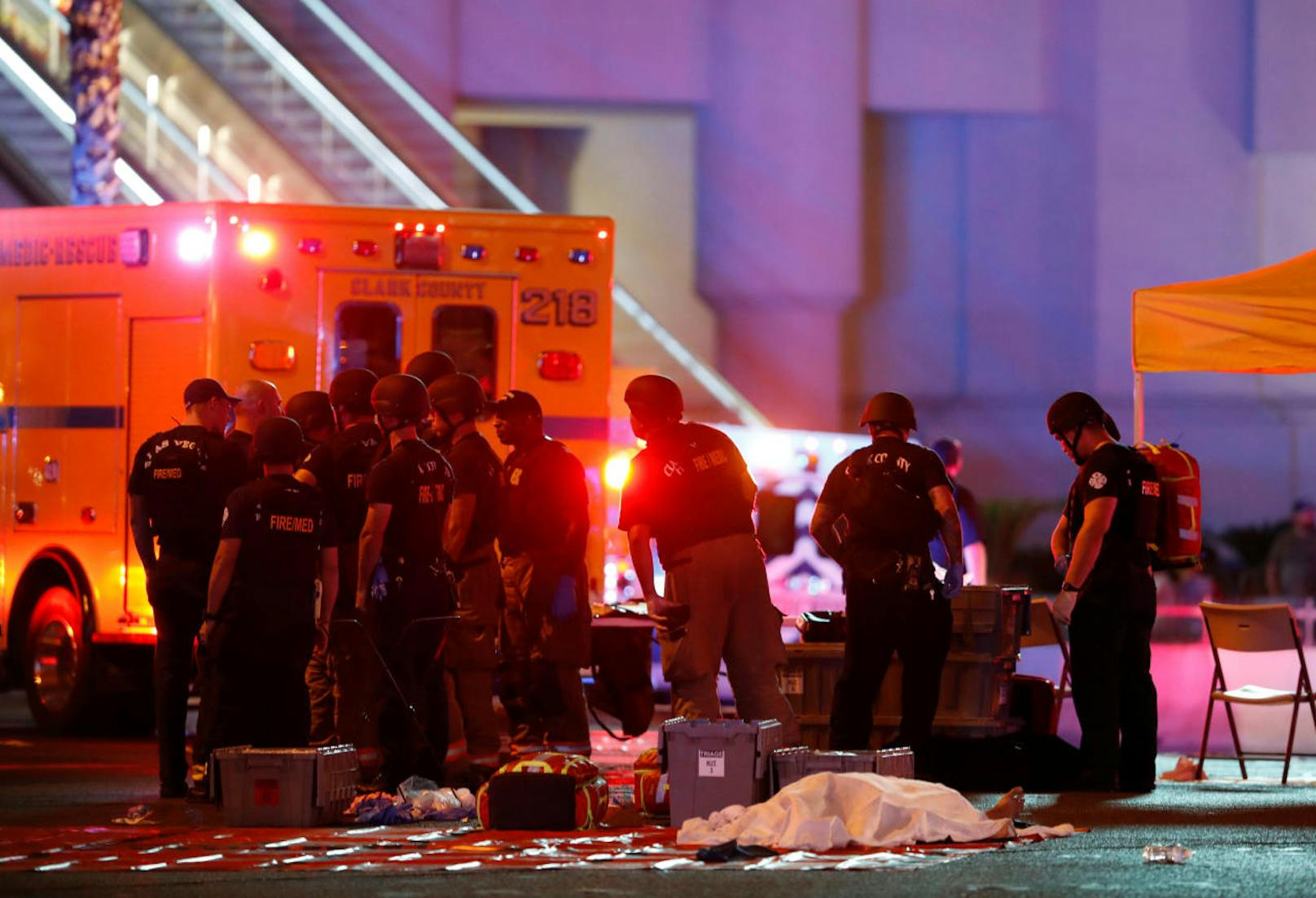 Während eines Country-Konzertes im Zuge eines Erntedankfestes auf dem berühmten Las Vegas Strip feuerte ein Attentäter mit mehreren Sturmgewehren in das Publikum: 58 Menschen sind tot, weitere 851 wurden teils schwerst verletzt (2. Oktober 2017).