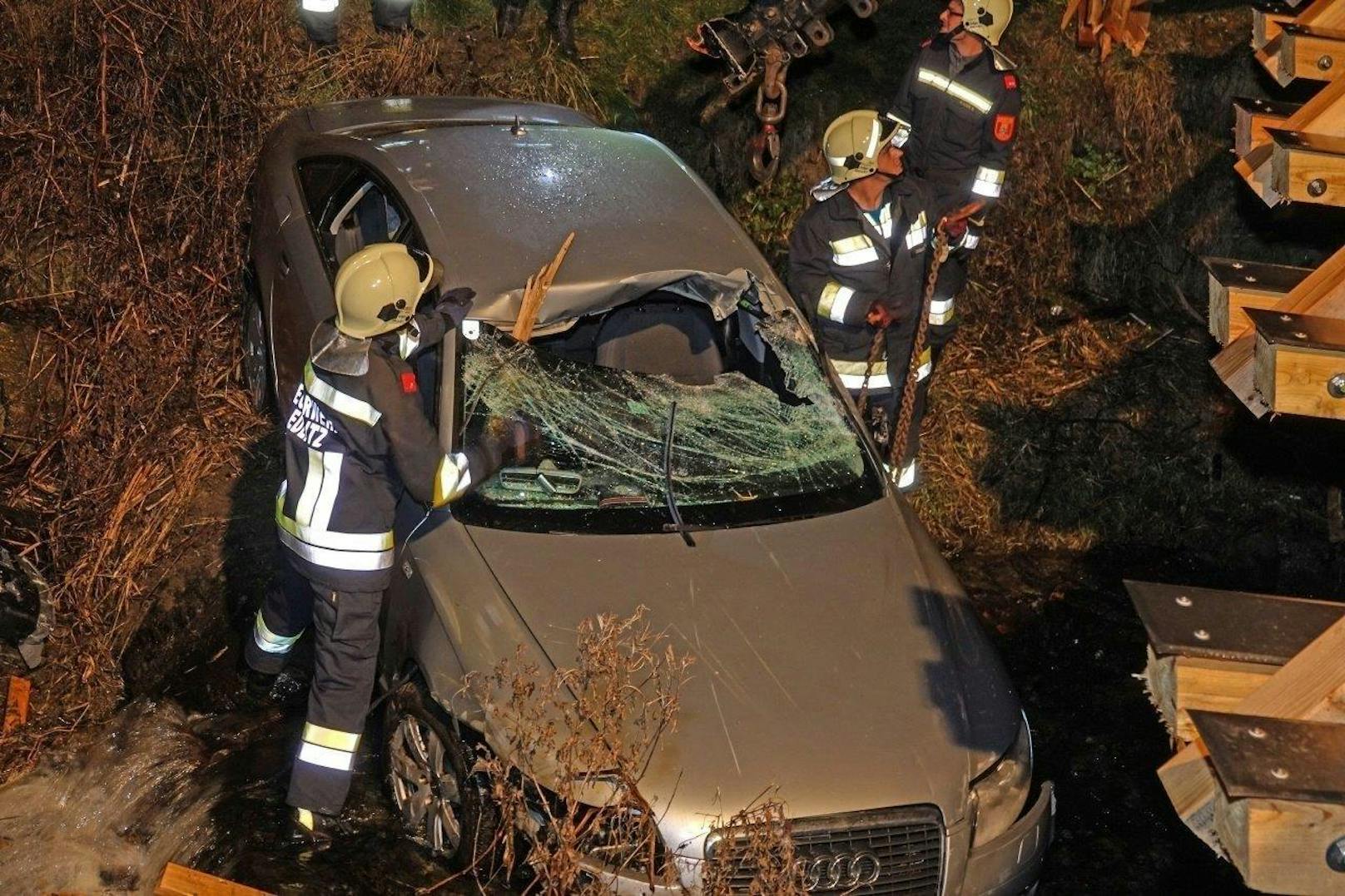 Spektakulärer Crash: Audi landete in Bach, Balken bohrt sich durch die Windschutzscheibe