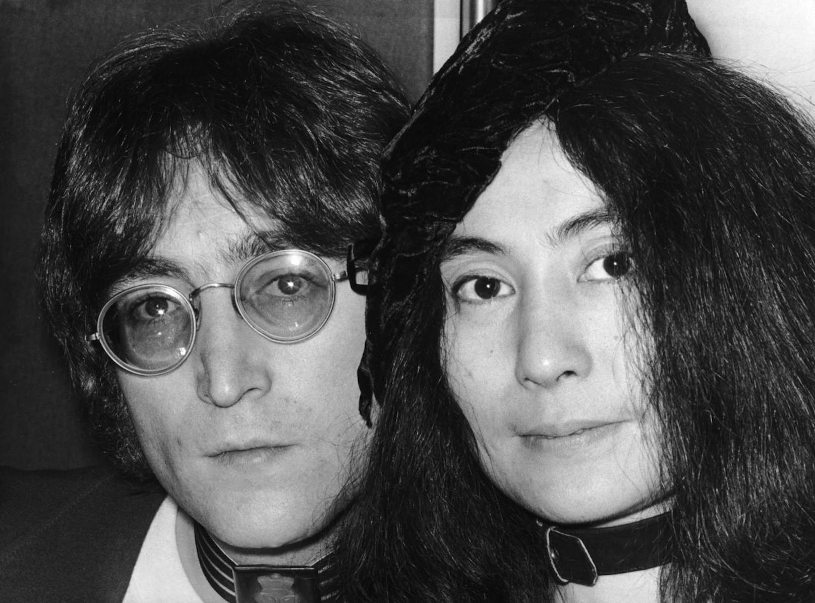 John Lennon war ein britischer Musiker, Komponist und Friedensaktivist sowie Oscar- und mehrfacher Grammy-Preisträger (im Bild mit Ehefrau <strong>Yoko Ono</strong>)