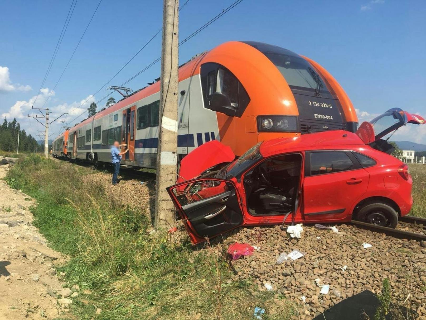 Motor starb auf Bahnübergang ab: Fahrschülerin (18) bei Kollision mit Zug im Süden Polens getötet (23. August 2018).