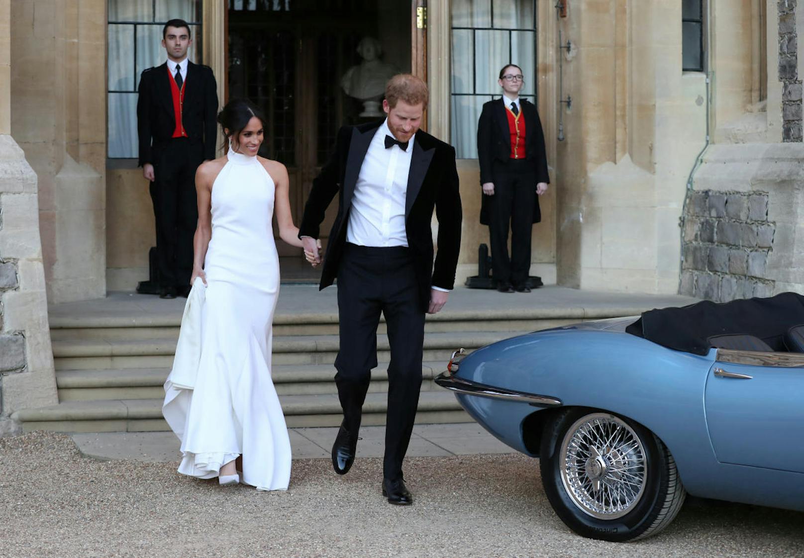 Sie präsentierte es, als sie gemeinsam mit ihrem frisch gebackenen Ehemann Prinz Harry die etwa 15-minütige Fahrt von Windsor Castle zum Frogmore House, dem Ort der abendlichen Hochzeitsfeier, antrat.