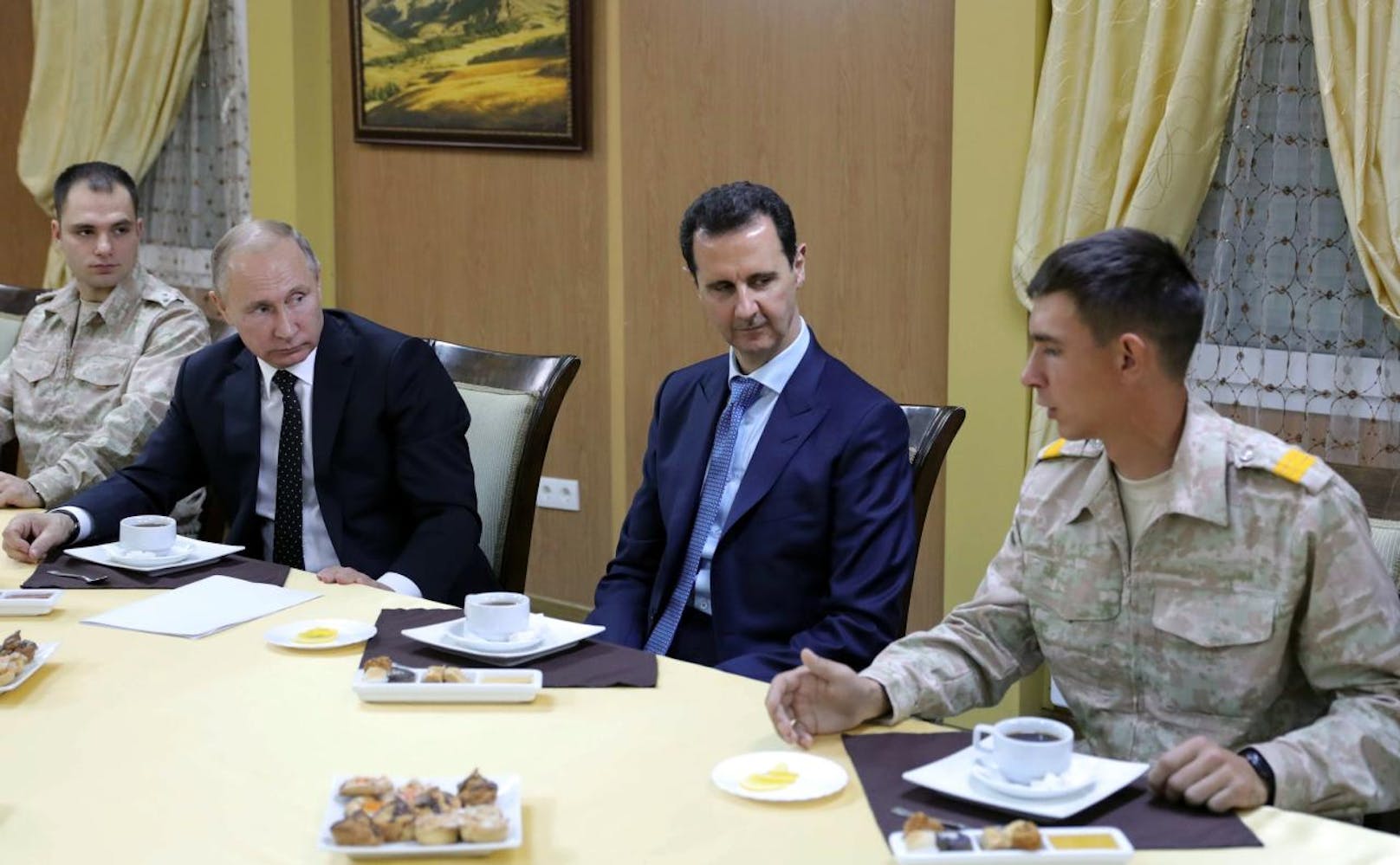 <b>Das Assad-Regime:</b> Der syrische Machthaber Bashar al-Assad schaut der türkischen Militäroperation mit zusammengebissenen Zähnen zu. Denn das mit ihm verbündete Russland hat der Türkei für die Operation in einem begrenzten Umfang grünes Licht gegeben. Dabei sind ...