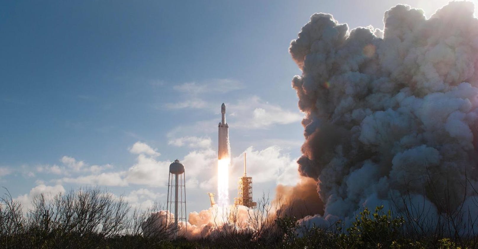 Die Falcon Heavy kann eine Ladung von fast 64 Tonnen transportieren und ist aktuell die stärkste operierende Weltraumrakete der Welt.