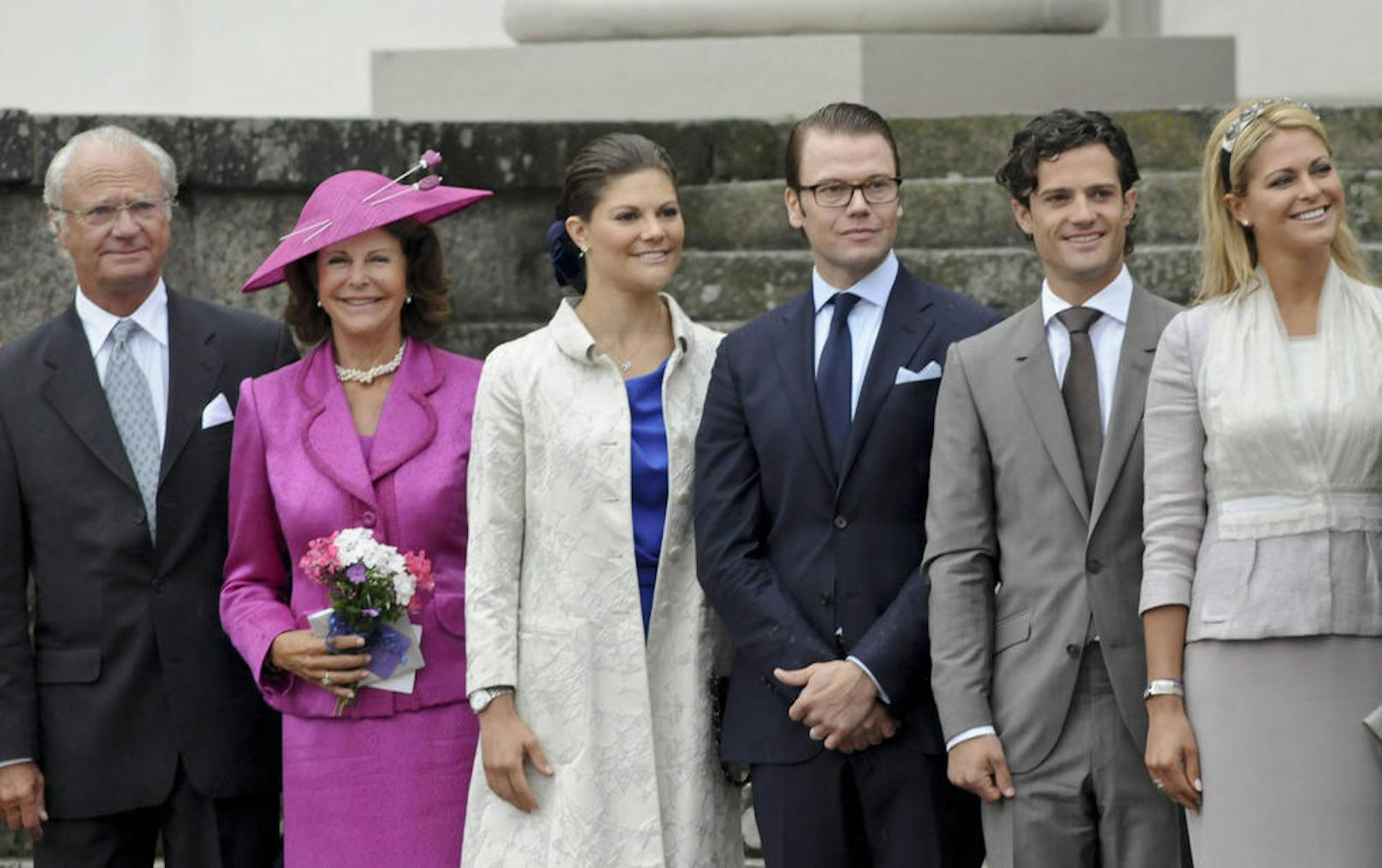 200-Jahre Jubiläum der Königsfamilie Bernadotte in Örebro - (L-R) König Gustaf, Königin Silvia, Kronprinzessin Victoria, Prinz Daniel, Prinz Carl-Philipp und Prinzessin Madeleine 
