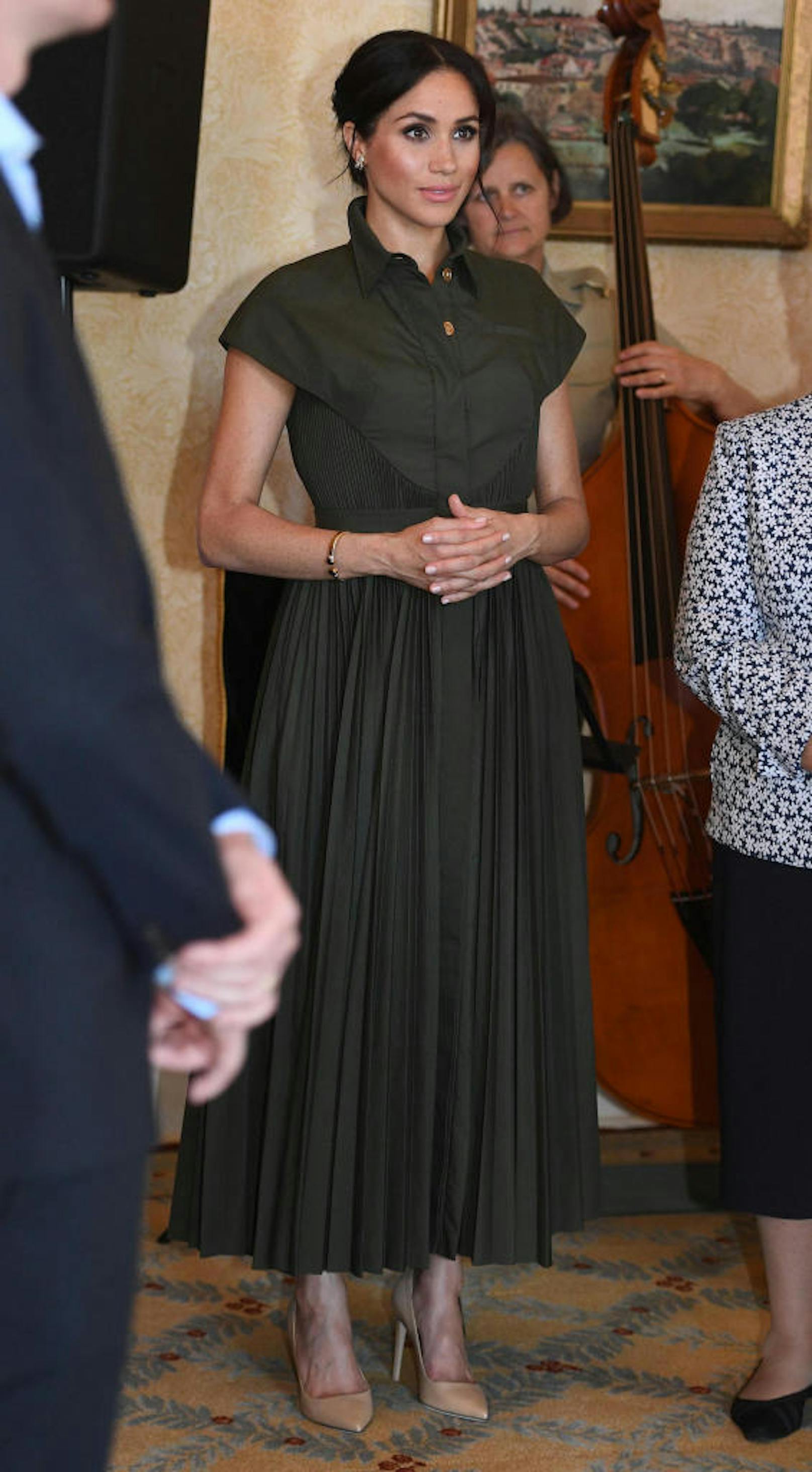 Tag 1 in Australien: Bei der Admiralty House Reception trug die 37-Jährige ein khaki-grünes Kleid mit Plissee-Rock von Brandon Maxwell. Dazu kombinierte sie zu ehren von Prinzessin Diana deren Heirloom-Schmetterlingsohrringe und ihren goldenen Armreif.