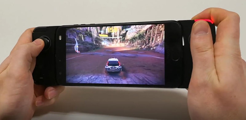 Nichts wackelt, nichts ruckelt, die Buttons haben tolle Druckpunkte und die Sticks sind leicht erreichbar. Ein Gaming-Genuss, den man als Konsolen-Alternative werten kann.