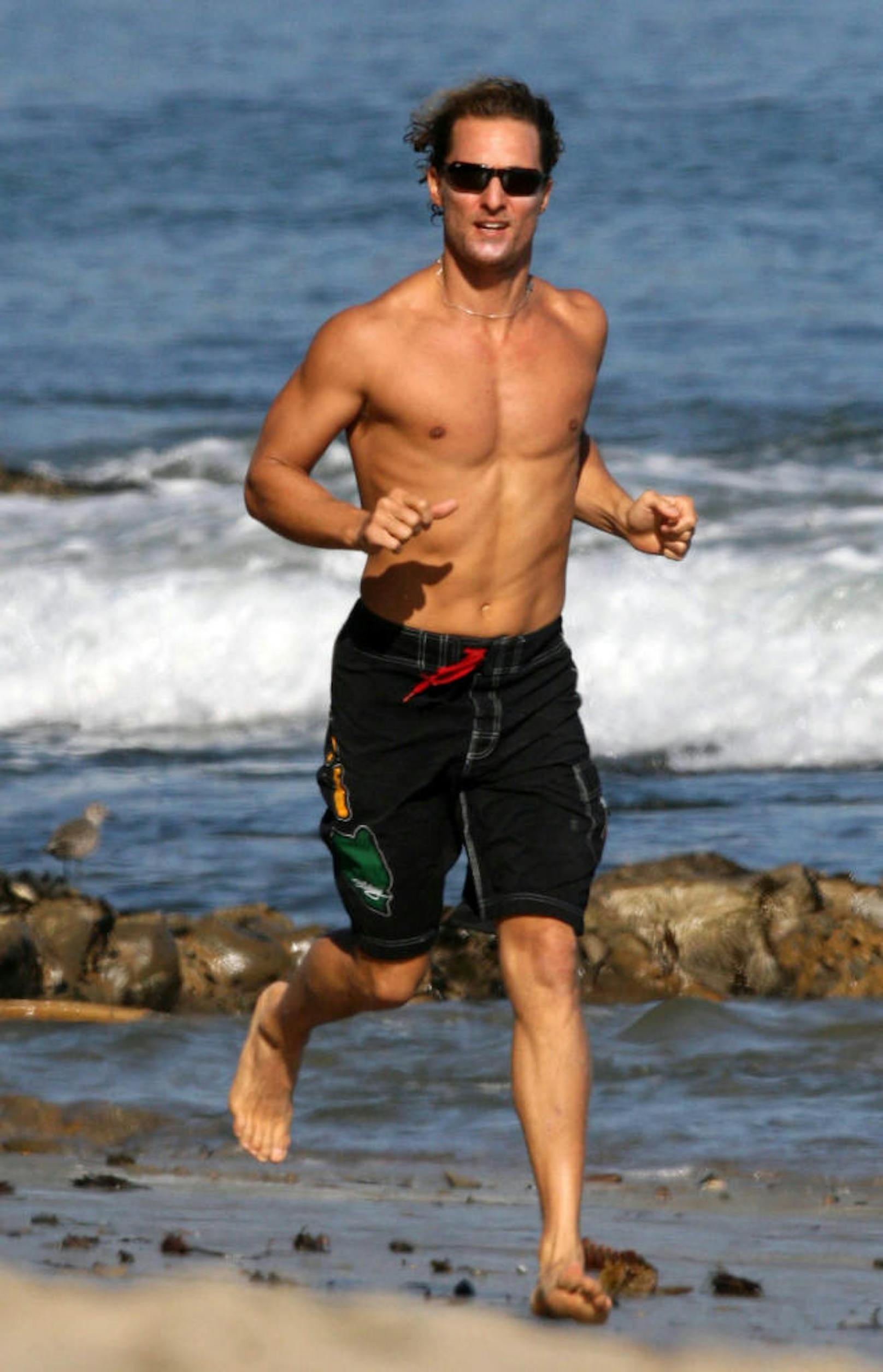So kennt man Matthew McConaughey: "Sexiest Man Alive" (2005) am Strand von Malibu