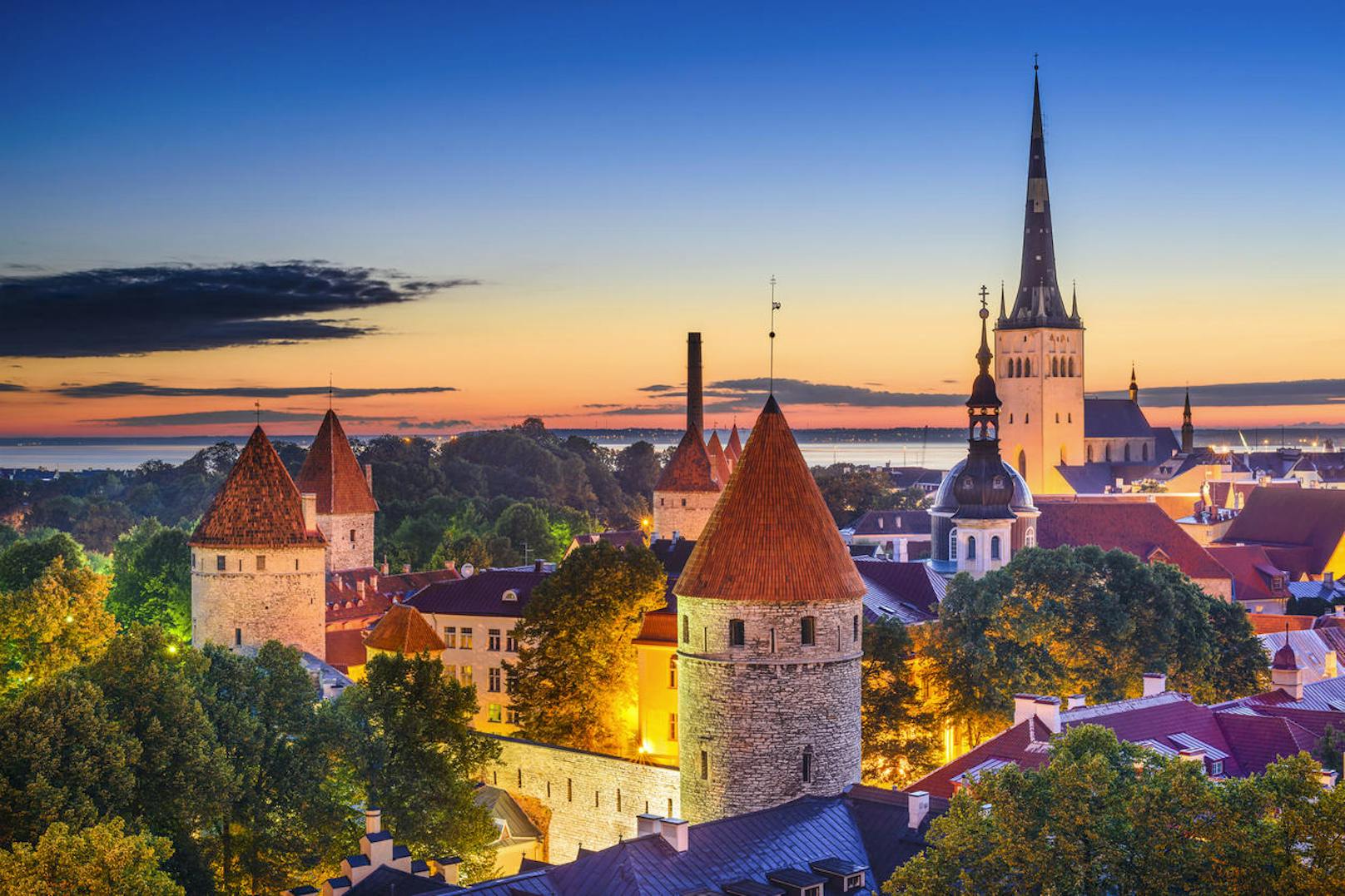 <b>Platz 1: Tallinn, Estland</b>
Estlands Hauptstadt ist übersichtlich, trendy und unglaublich preiswert. Hier kann man eine der schönsten Altstädte Osteuropas erkunden, in preiswerten Schlafsälen, Pensionen oder Privatunterkünften übernachten und vom Flachdach der riesigen Linnahall (eine der besten Gratisaktivitäten von Tallinn) einen einmaligen Panoramablick auf die Ostsee und die Stadt genießen. Tallinn ist kein Geheimtipp - Billigflieger aus ganz Europa landen hier - doch es lohnt sich, das sich ständig verändernde Viertel Kalamaja mit dem Kreativcampus Telliskivi zu besuchen.