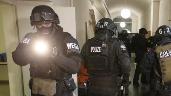 WEGA-Beamte simulieren die Sicherung eines Tatorts. Symbolbild