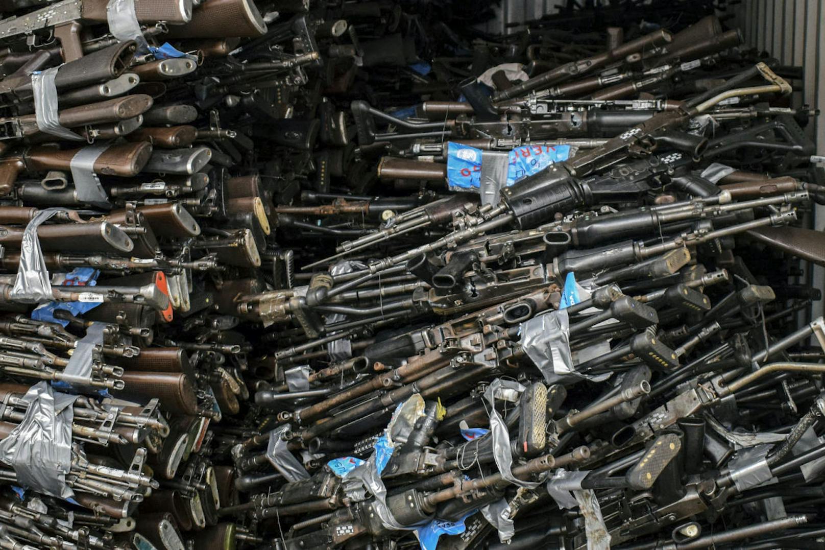 Download von www.picturedesk.com am 14.10.2017 (13:28). 
*** SERVICEBILD *** This handout photograph obtained courtesy of the United Nations Mission in Colombia shows arms and ammunition, part of 69 tons from the former Revolutionary Armed Forces of Colombia (FARC, Marxists) handed over to the Colombian government by the UN Mission in Colombia, on October 13, 2017 in Bogota. .The armaments will be fused to construct three monuments: one in New York, seat of the United Nations, one in Havana, and the last in Colombia. The United Nations had on September 15, 2017 ended its work in the disarmament of the former Revolutionary Armed Forces of Colombia. / AFP PHOTO / UN Mission in Colombia / HO / .== RESTRICTED TO EDITORIAL USE / MANDATORY CREDIT: "AFP PHOTO / UN MISSION IN COLOMBIA" / NO MARKETING / NO ADVERTISING CAMPAIGNS / DISTRIBUTED AS A SERVICE TO CLIENTS ==. - 20171013_PD6665 - Rechteinfo: Bei diesem Bild ist APA-PictureDesk ausschließlich technischer Dienstleister und stellt eine technische Bearbeitungsgebühr in Rechnung. APA-PictureDesk ist weder Urheber noch Rechteinhaber bei diesem Bild. Die Nutzung liegt in alleiniger Verantwortung des Kunden. Nur für redaktionelle Nutzung! - Editorial Use Only! Werbliche Nutzung nur nach Freigabe!