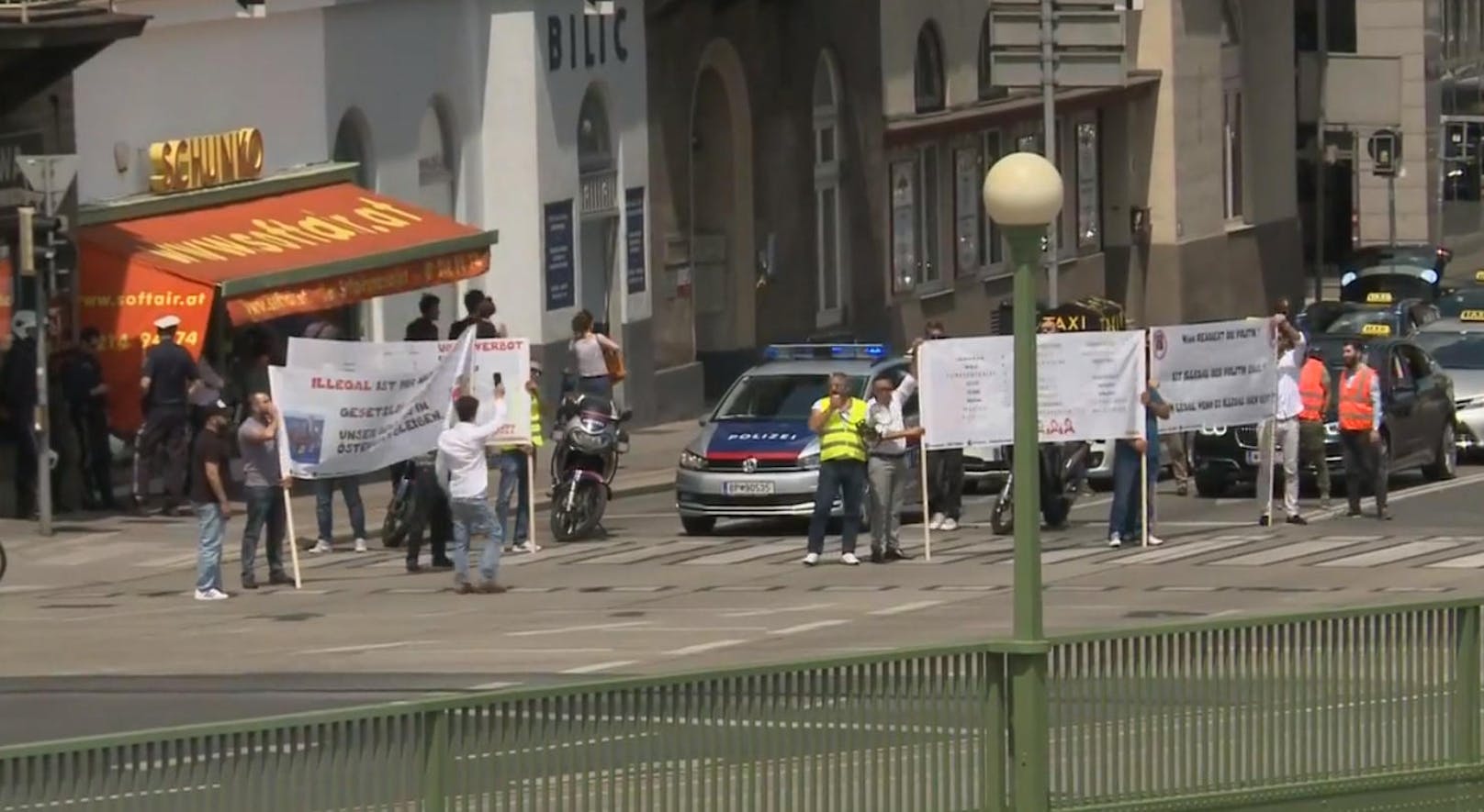 Mit Demos wie dieser machten die Wiener Taxler gegen Uber mobil.