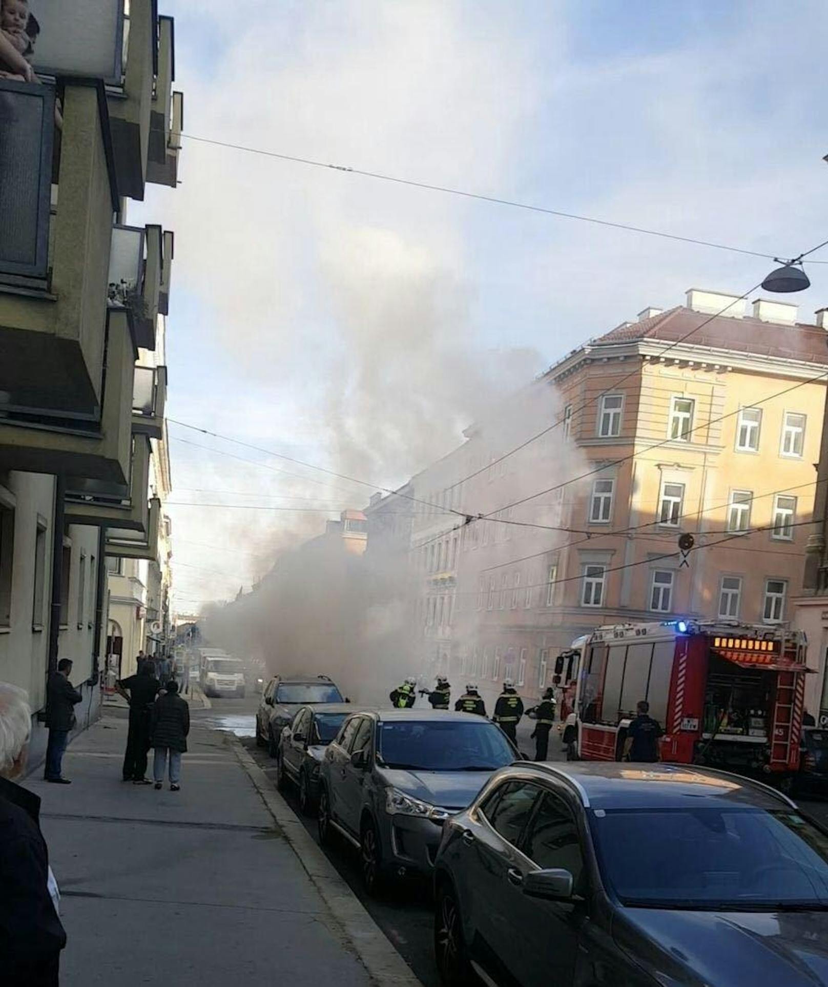 In Wien-Ottakring brannte am Samstagnachmittag plötzlich ein VW Transporter.