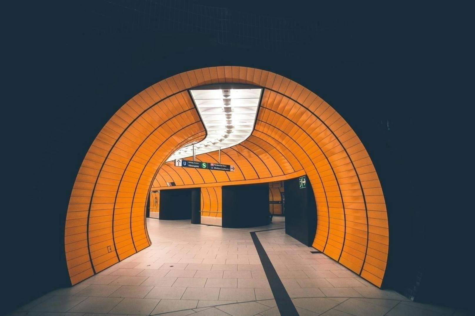 Platz 7: Der Marienplatz, München. Dieser U-Bahnhof ist einer der Hauptknotenpunkte der bayrischen Hauptstadt: Zu Spitzenzeiten steigen hier jede Stunde mehr als 24'000 Pendler um. Der U-Bahnhof Marienplatz fällt mit seiner leuchtenden Farbe aus dem Rahmen, die meisten anderen Stationen in München sind sehr schlicht.