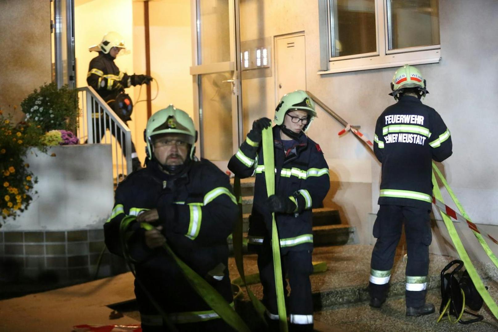 Brand in Mehrparteienhaus Wr. Neustadt - 43 Bewohner mussten aus Gebäude, darunter 4 Kleinkinder