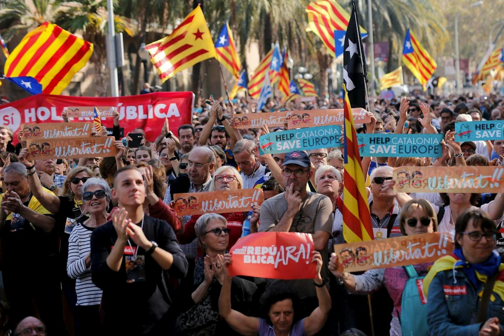 Auf den Straßen wurde die Entscheidung mit einem Jubelschrei aufgenommen. Die Menschen stimmten lautstark das alte Volkslied "Els Segadors" an, welches seit 1931 die offizielle Hymne Kataloniens ist.