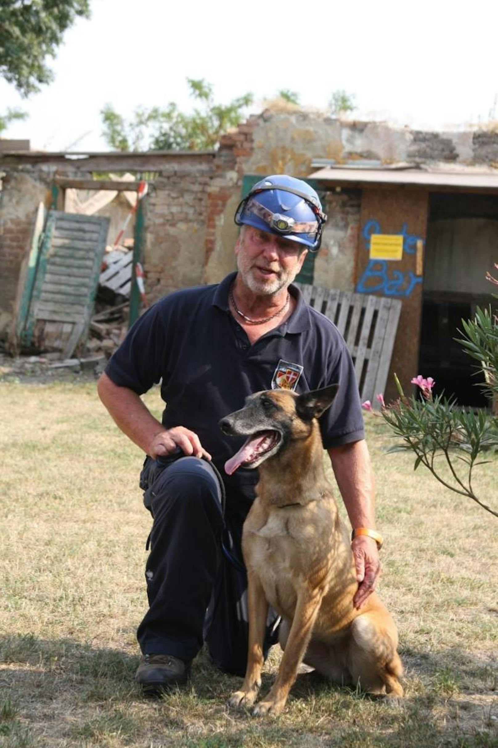 Der Leiter der Rettungshundestaffel Peter Schüler holte mit seiner Malinois-Hundin Dora von Lothar Sturm Gold. (c) MA68