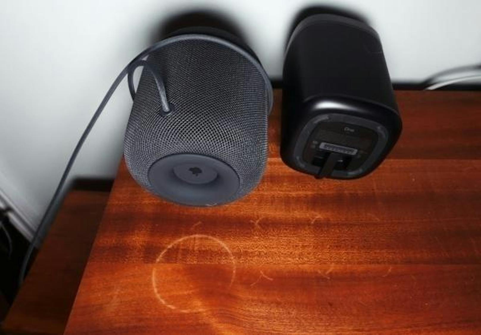<b>16. Februar 2018:</b> Apples neuer Lautsprecher, der Homepod, stand diese Woche in der Kritik. Nutzer, die den Speaker auf einer unversiegelten Holzoberfläche abgestellt hatten, beschwerten sich über Abdrücke. Die Flecken sind zu sehen, sobald man die Box anhebt. Nun bericht ein Nutzer, dass das Phänomen auch bei der Konkurrenz auftrete: "Die Silikonfüße meines Sonos-Lautsprechers haben Flecken auf dem Holzschreibtisch hinterlassen", schreibt der Journalist Mike Prospero von Tomsguide.com. Er habe dies dem Hersteller gemeldet. Laut Sonos sind keine anderen derartigen Vorfälle bekannt. Man wolle dies nun aber untersuchen.