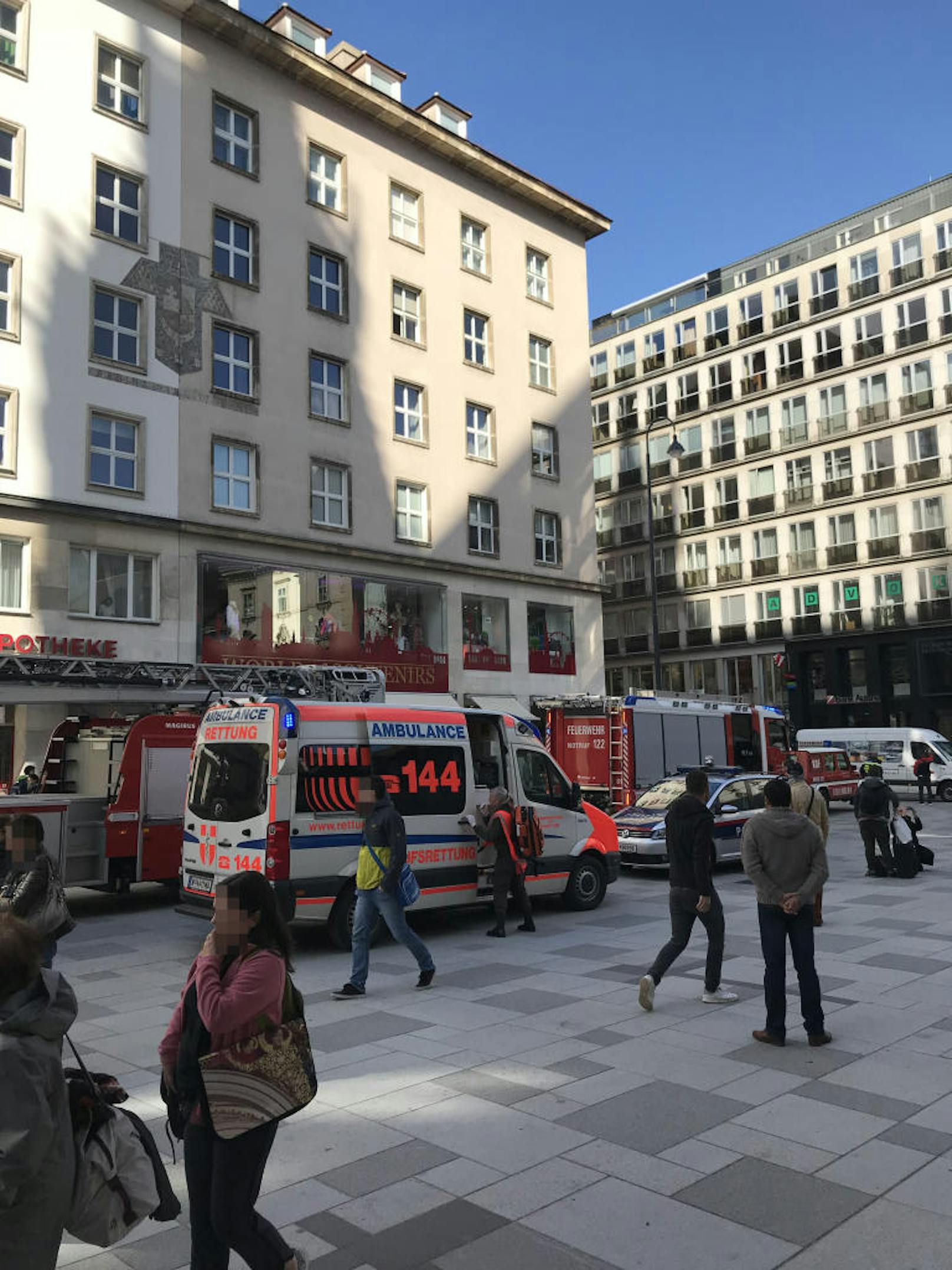 Montagmittag rückte die Feuerwehr Wien mit einem Großaufgebot in die Bank-Austria Filiale am Stephansplatz aus. Der angebliche Kellerbrand, wegen dem die Einsatzkräfte alarmiert wurden, stellte sich als Mini-Feuer im Keller-Lichtschacht heraus.