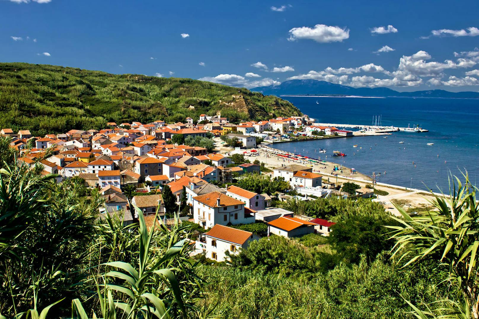 Susak befindet sich im Westen der weit bekannteren kroatischen Insel Loinj und sollte vor allem von all jenen Kroatien-Besuchern ins Auge gefasst werden, die sich nicht nur über, sondern auch unter Wasser gerne auf Erkundungstour begeben.