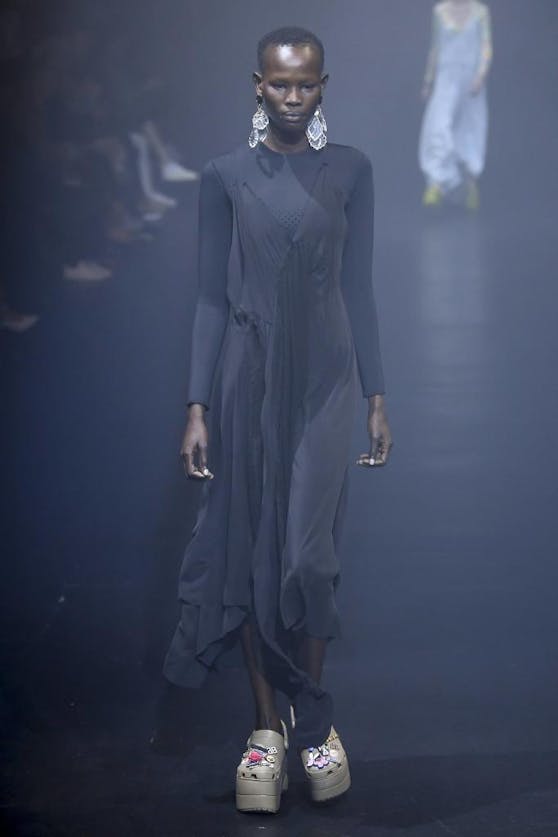 Balenciaga ist für außergewöhnliches Avantgarde-Design bekannt. Jetzt beklagt sich eine Berliner Studentin über das Abkupfern ihrer Werke.