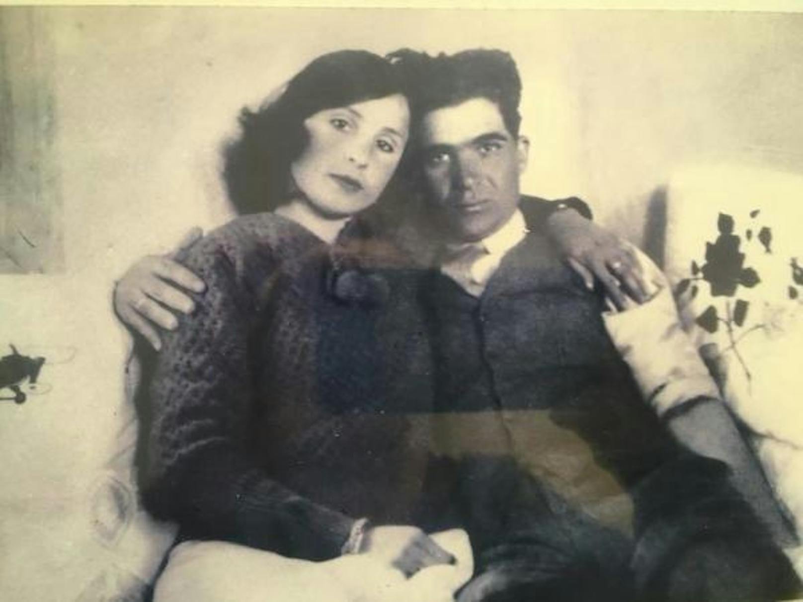 Auch andere Gruppen-Mitglieder schicken Familienbilder ein. Hier sind die Großeltern einer Nutzerin in den 1930er-Jahren zu sehen. Die Großmutter stammte aus einem Dorf nahe der türkischen Stadt Eskiehir, der Großvater aus Zypern.