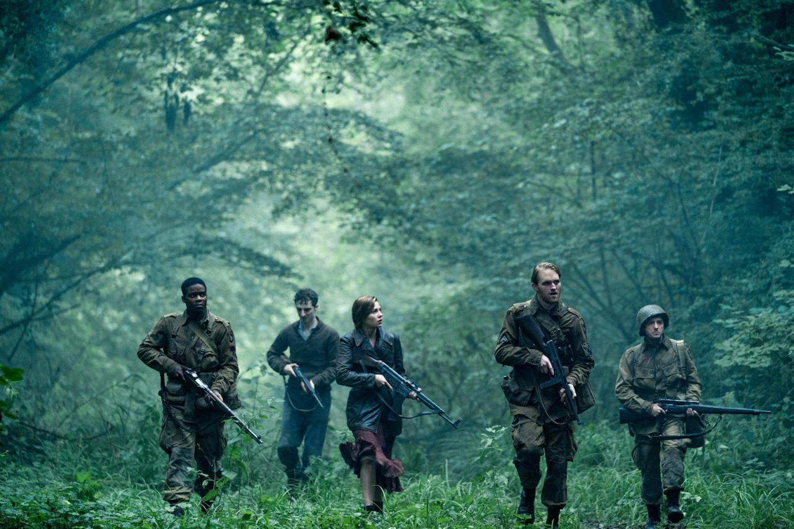 Von links: Jovan Adepo als Boyce, Dominic Applewhite als Rosenfeld, Mathilde Ollivier als Chloe, Wyatt Russell als Ford und John Magaro als Tibbet in "Operation: Overlord"