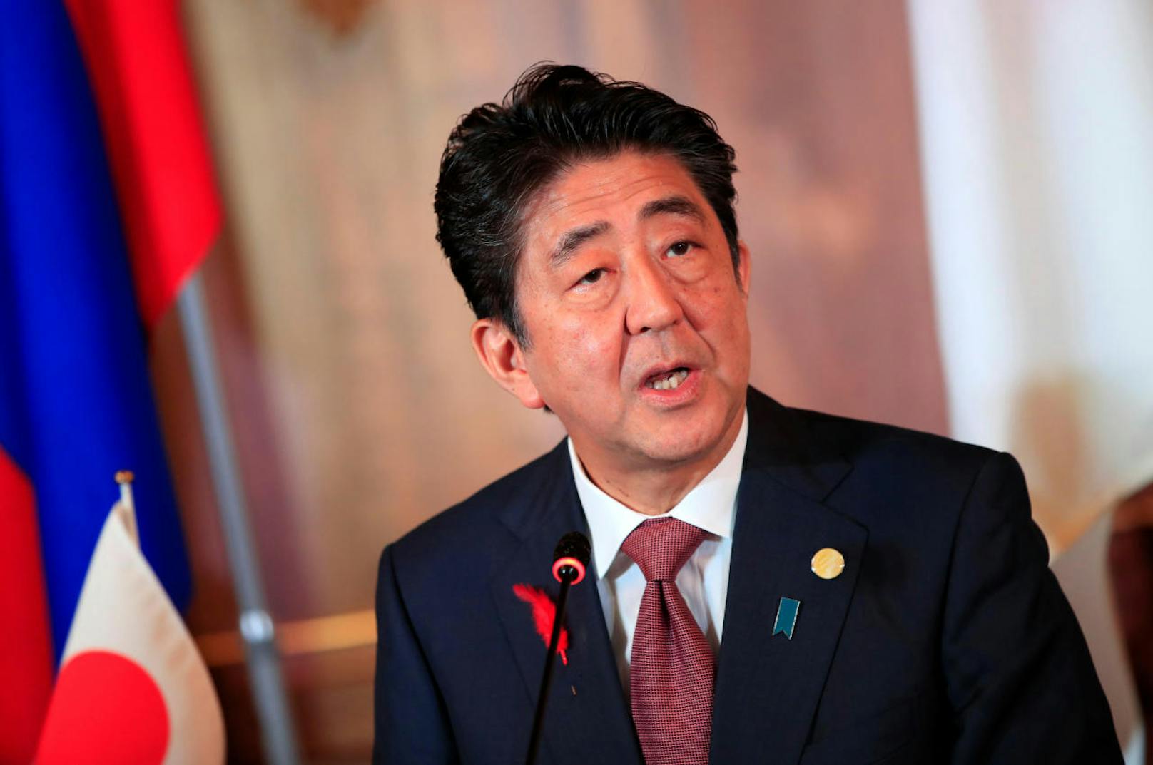 <b>Platz 20: Japan</b>
Japans Premierminister Shinzo Abe verdient etwas weniger als der Bundeskanzler, nämlich 242.600 Euro pro Jahr. Das Jahresgehalt in Japan liegt im Schnitt bei einem Sechstel davon, nämlich 38.800 Euro.