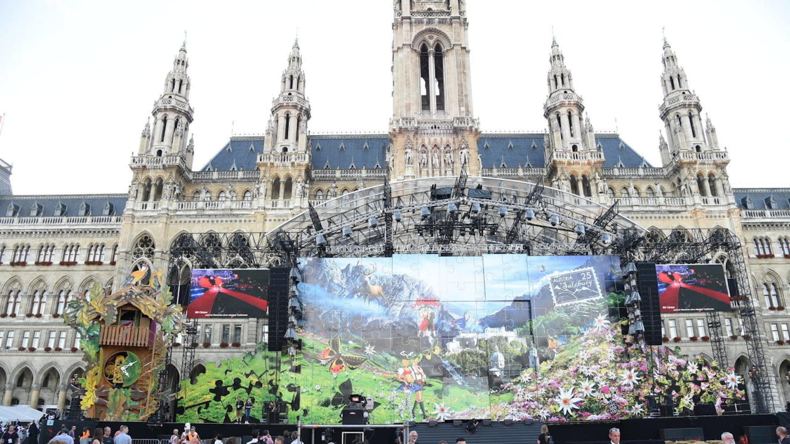 Der 25. Life Ball lockte wieder Tausende Besucher in bunten und schrillen Kostüm zum Wiener Rathaus.