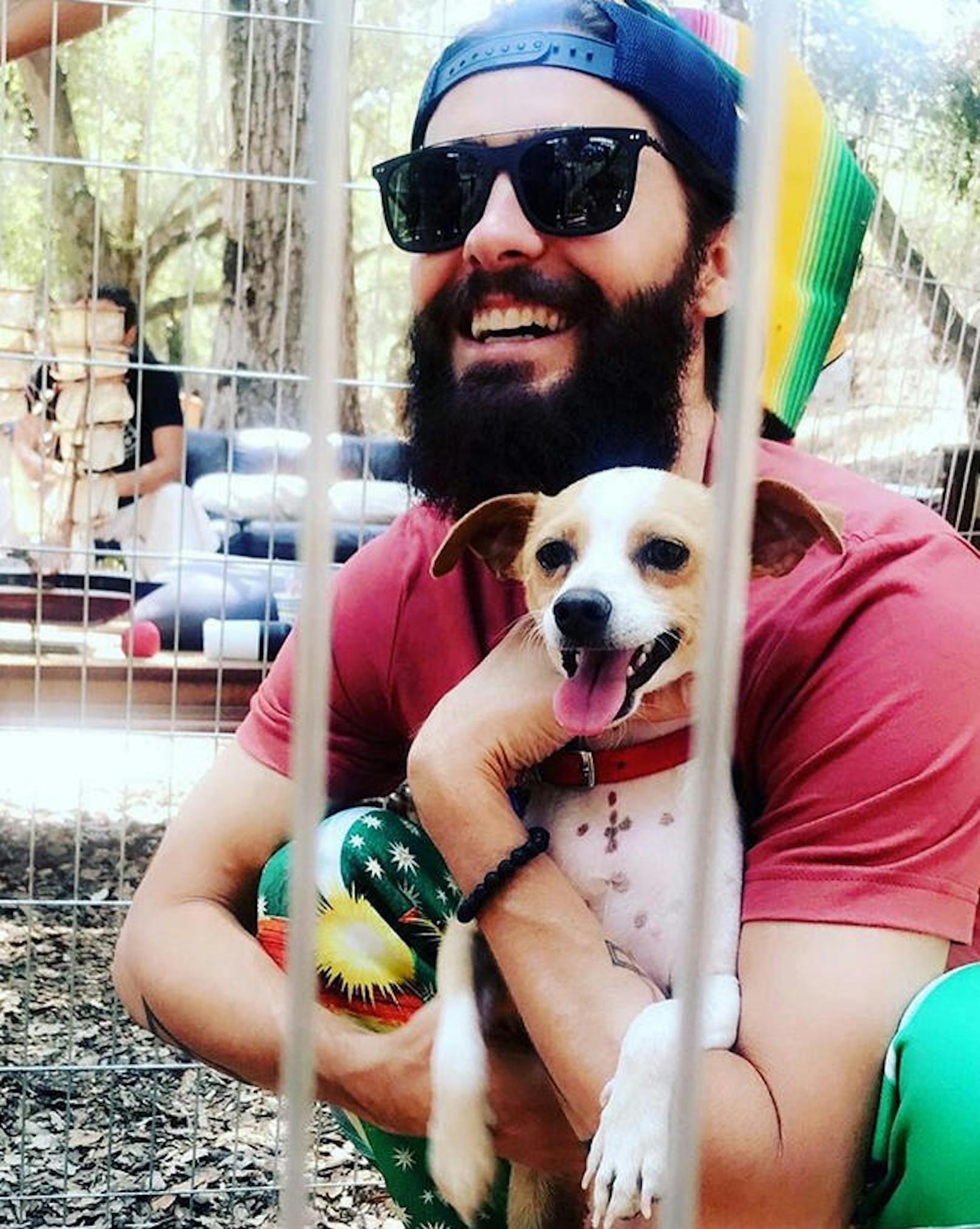 Jared Leto mit Bart und Hund