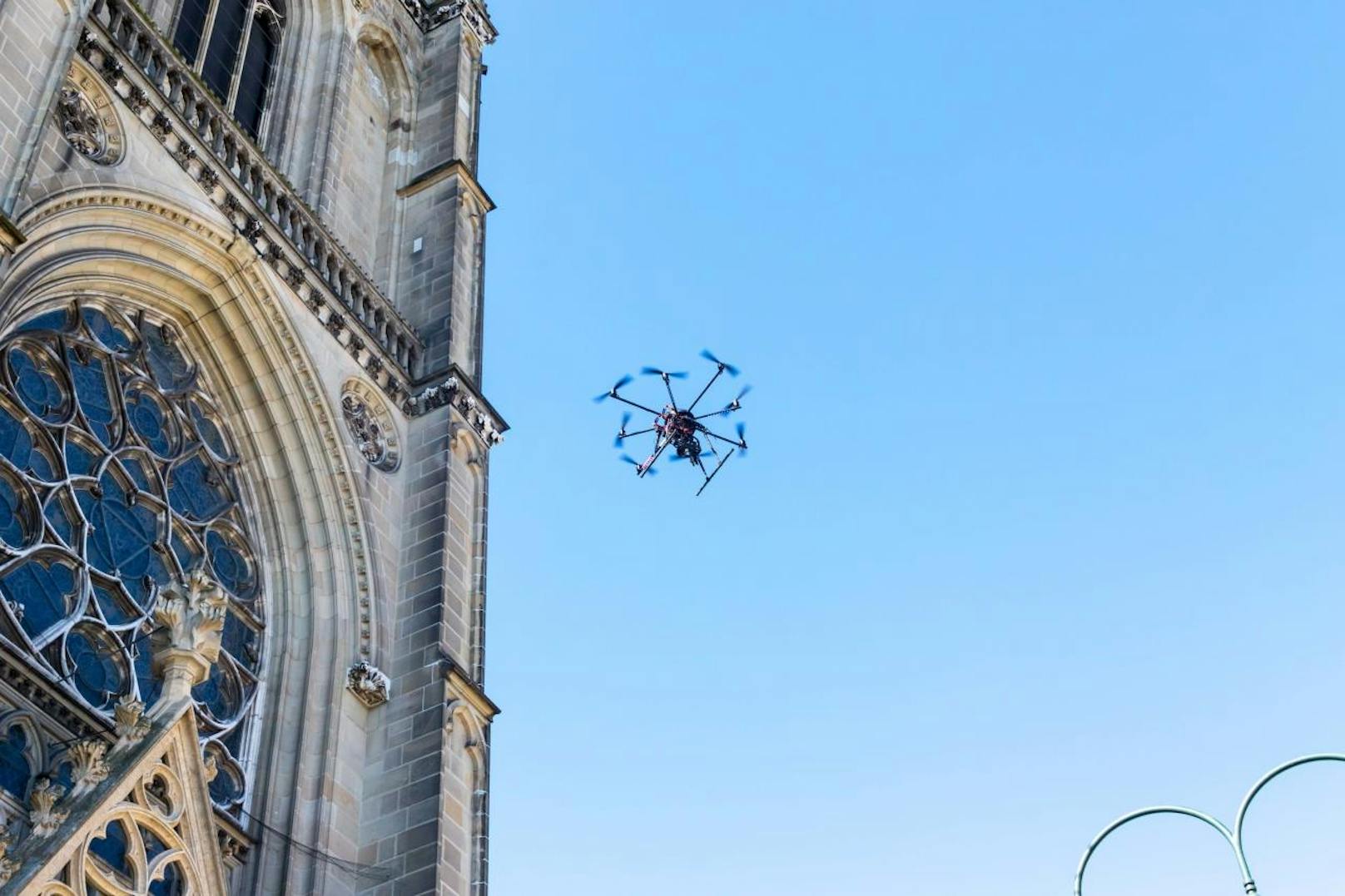 Zur Vermessung des Mariendoms wurde eine Drohne eingesetzt. Einem Dom-Bewohner gefiel das aber gar nicht: Ein Turmfalke fühlte sich vom Flugobjekt bedroht, zog auffällig enge Kreise um die Drohne.