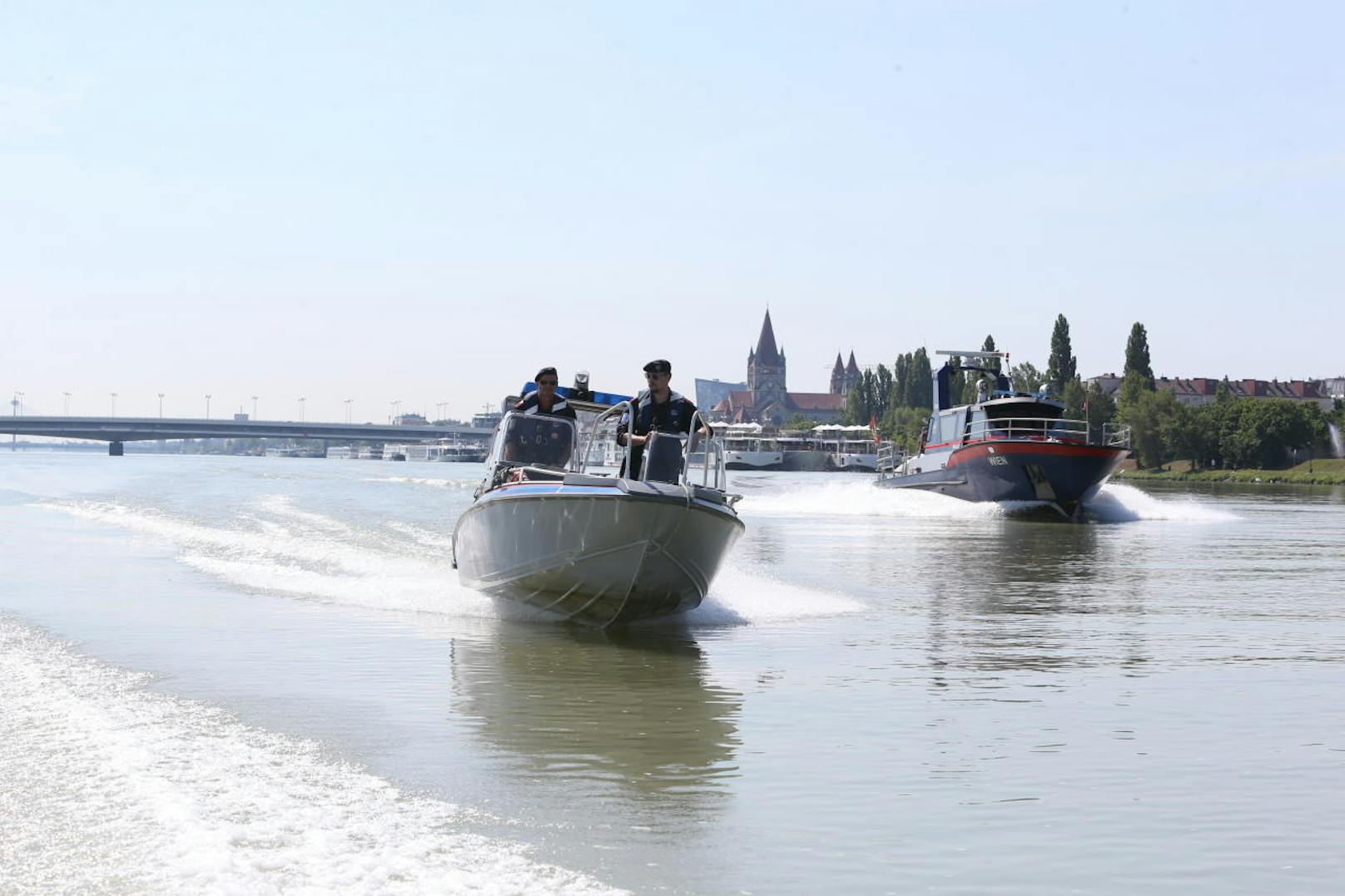 Beim Inselfest am Wochenende werden die 46 Beamten der Wiener Wasserpolizei wieder alle Hände voll zu tun haben. "Heute" schaute bei den "Seepferdchen" vorbei.