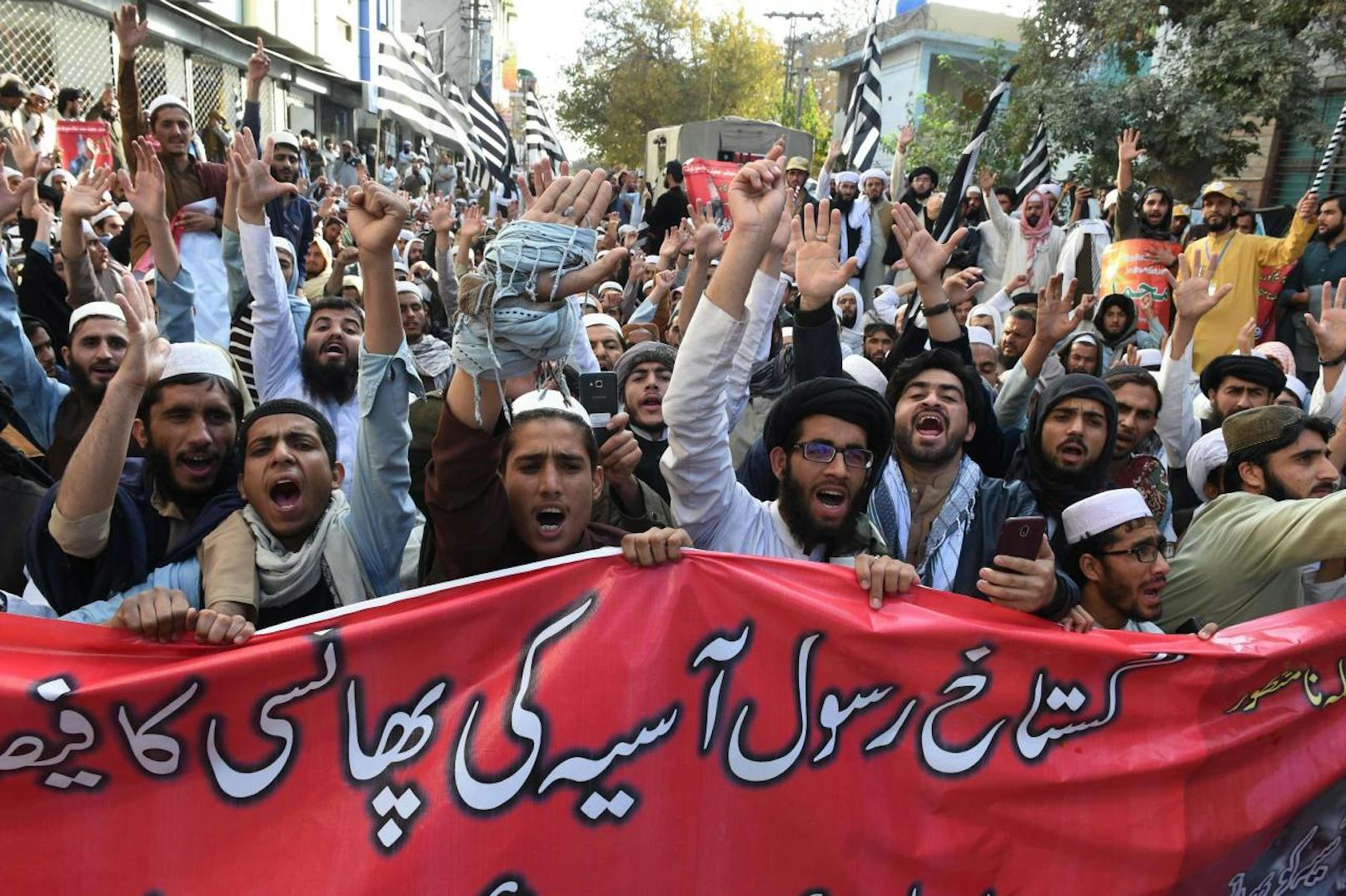 Anhänger der radikalen islamistischen Partei Tehreek-e-Labaik Pakistan (TLP) demonstrieren gegen den Freispruch einer Christin, die wegen Gotteslästerung in der Todeszelle saß.