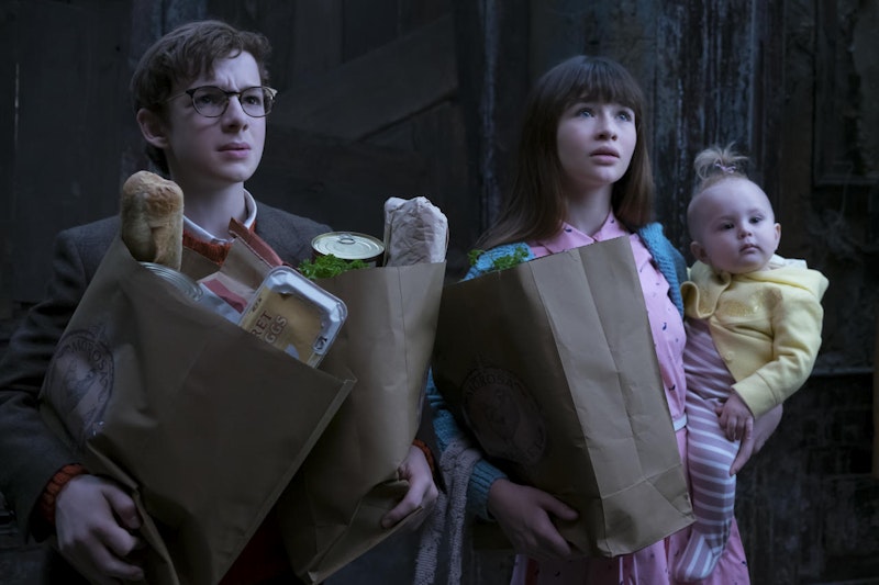 Die Waisen Klaus (Louis Hynes), Violet (Malina Weissmann) und Sunny (Presely Smith) müssen sich ihrem gemeinem Vollmachter stellen. (Credits: Joe Lederer)