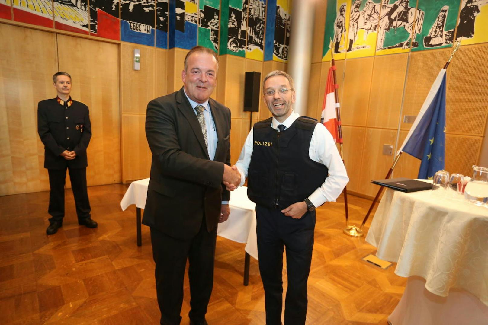 v.l.n.r. im Bild: Deutschland-CEO der Herstellerfirma Sioen Ballistics, Jörg Vois, und Innenminister Herbert Kickl (FPÖ)