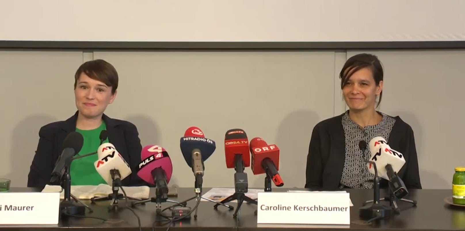 Sigi Maurer gibt mit Caroline Kerschbaumer (ZARA) eine Pressekonferenz.