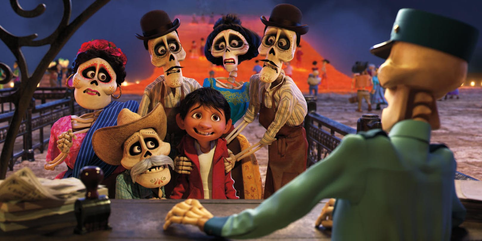 Den kleinen Miguel verschlägt es ins Reich der Toten. Im Kreis seiner (verstorbenen) Verwandten ist plötzlich er der Außenseiter, vor dem sich die Geister schrecken. Fotocredit: Disney-Pixar 2017