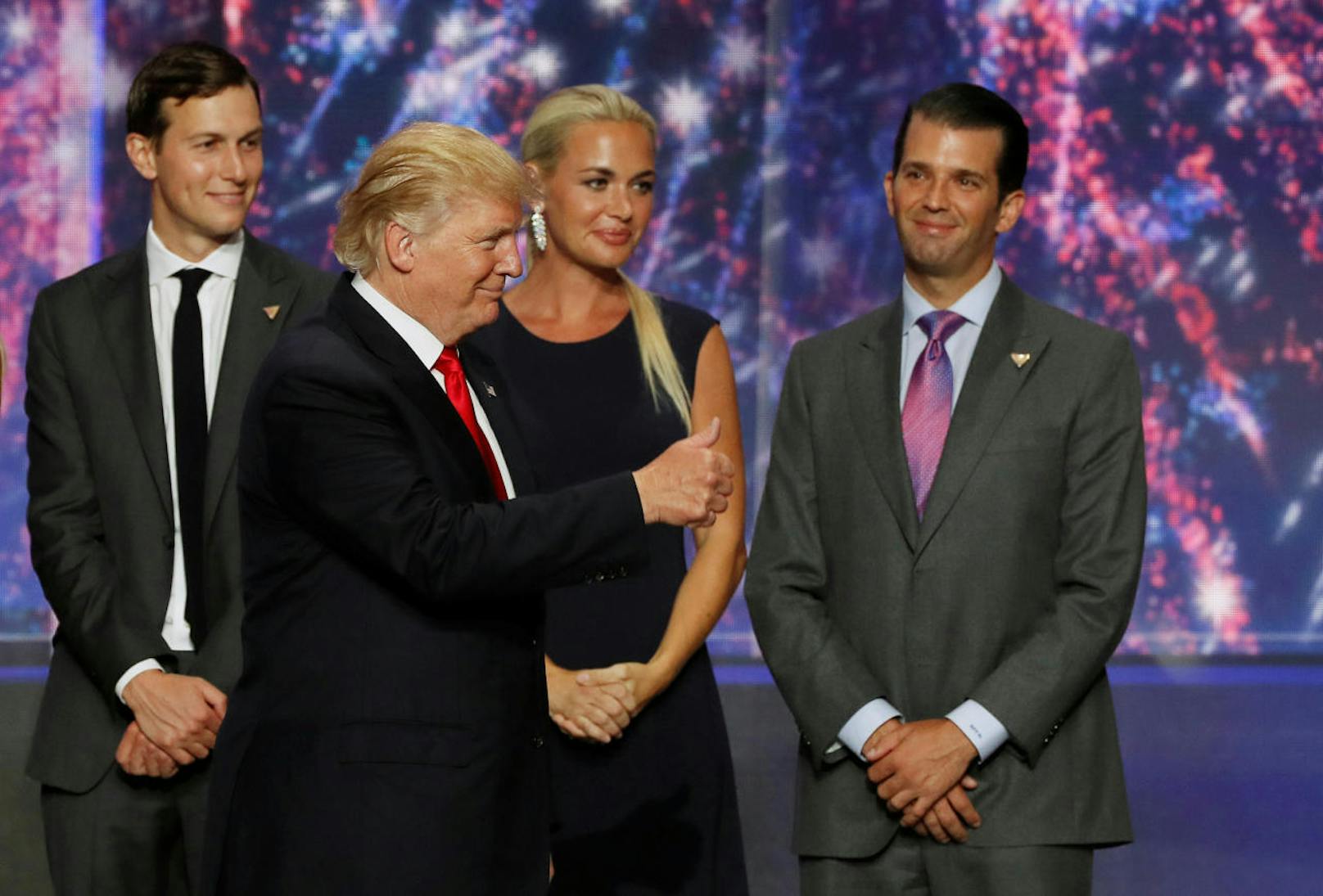 US-Präsident Donald Trump mit Schwiegersohn Jared Kushner (l.), seinem Sohn Donald Trump Jr. (r.) und dessen Ehefrau Vanessa bei einer Parteiversammlung der Republikaner im Jahr 2016.