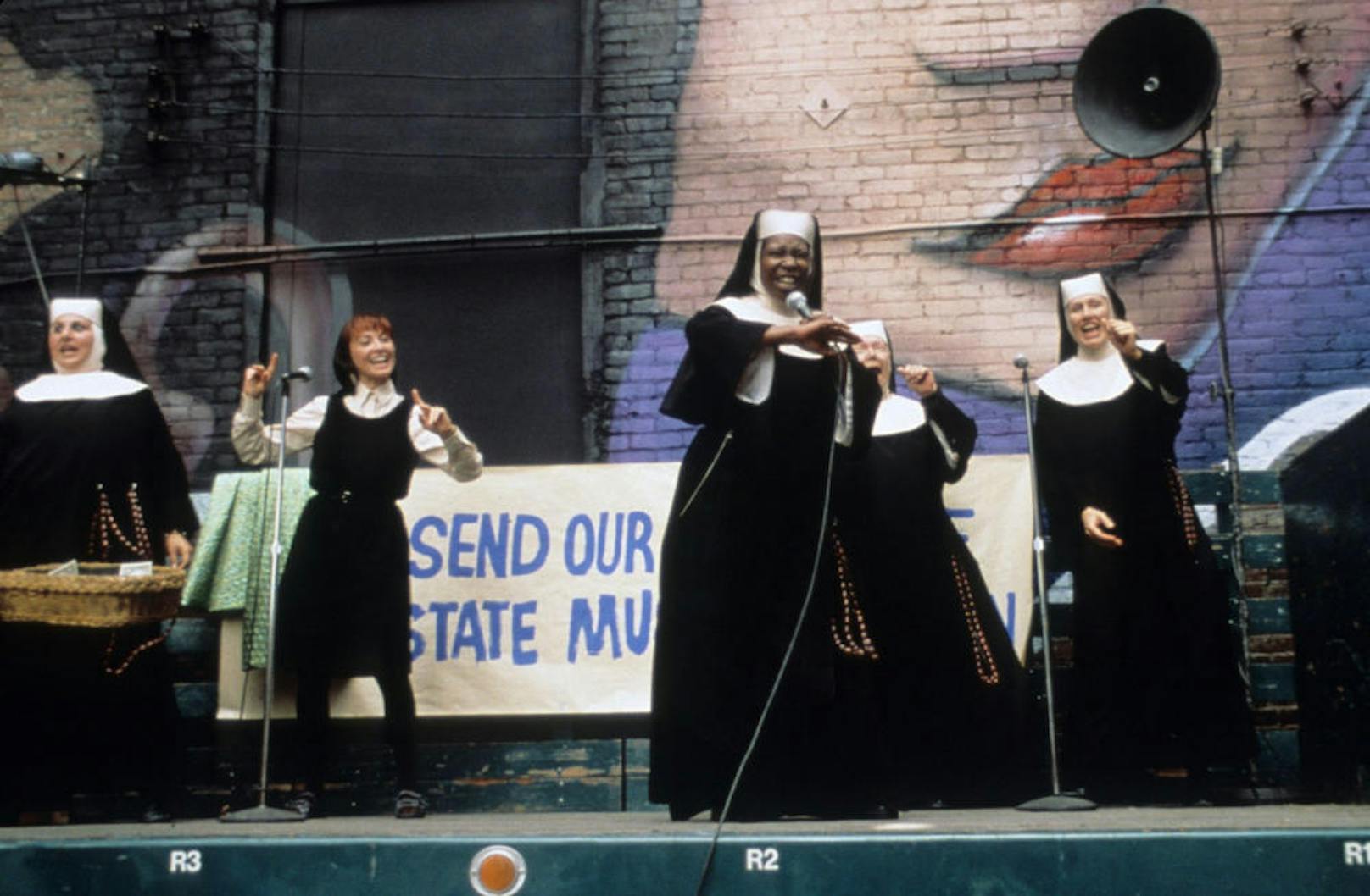 Schwester Mary Clarence (Whoopi Goldberg, vorne) rockt mit ihren Ordensschwestern die Bühne.