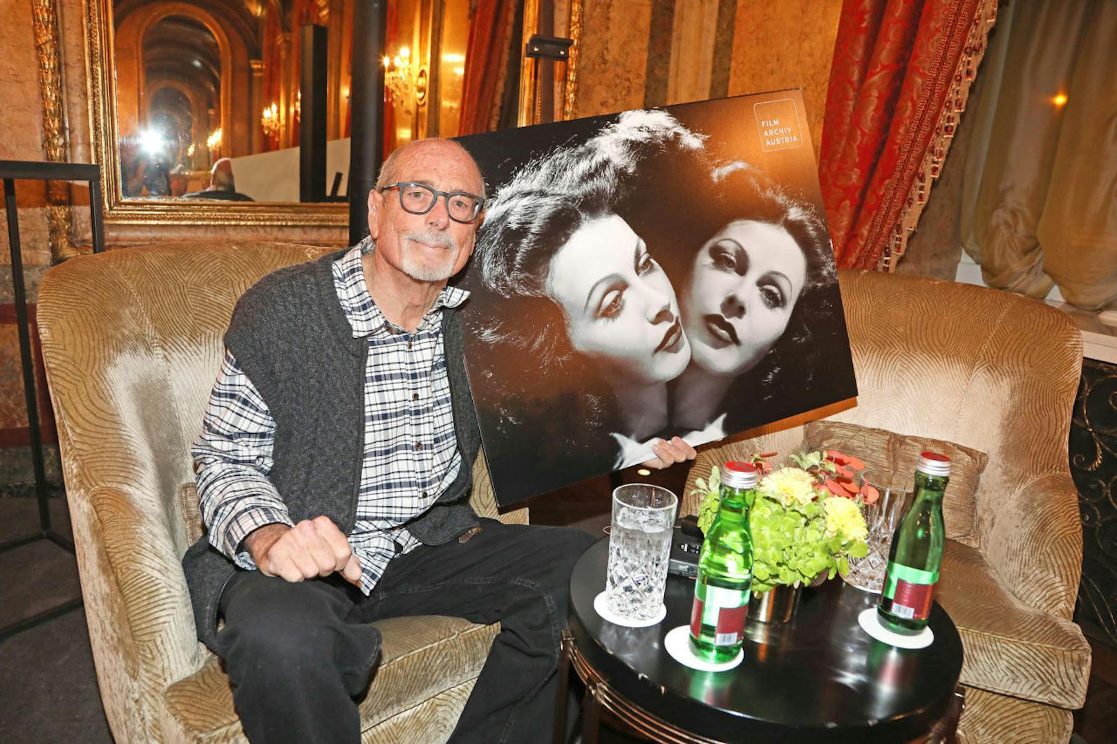 Anthony Loder mit einem Bild seiner Mutter Hedy Lamarr
