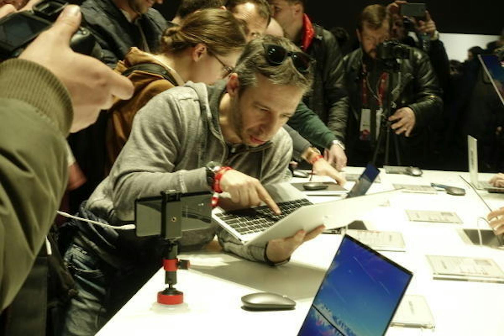 "Da ist sie, die Webcam!" Mit dem MateBook X Pro hat Huawei zum Start des Mobile World Congress (MWC) in Barcelona ein Notebook vorgestellt.