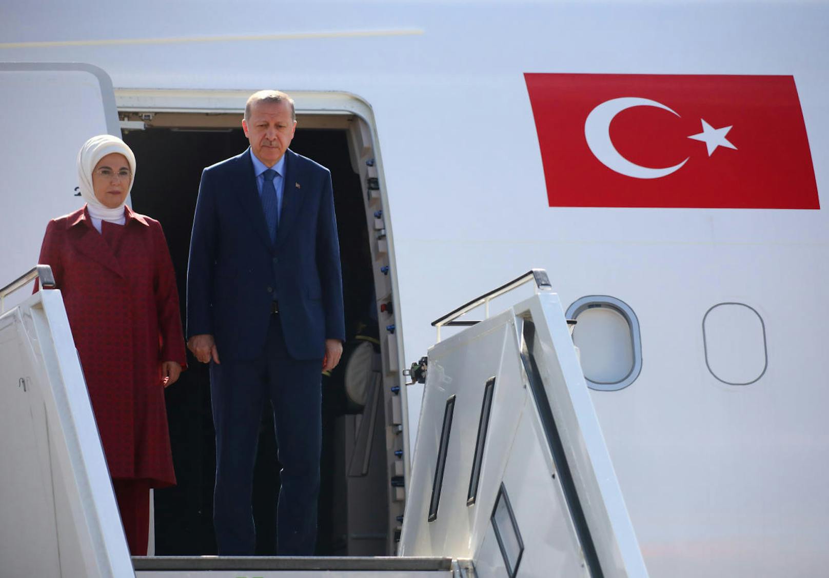 Minutenlang harrte das Ehepaar Erdogan auf der Gangway aus.