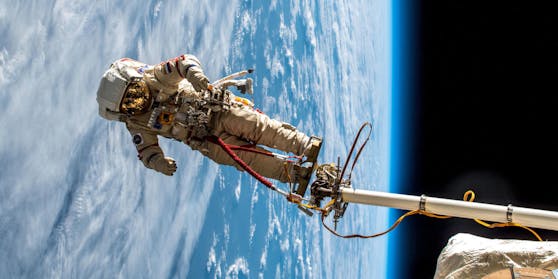 Mit rund 27.580 km/h "fällt" die ISS so schnell um die Erde, dass die Fliehkraft sie mehr oder weniger in der Umlaufbahn hält. An Bord merkt man davon aber nichts.